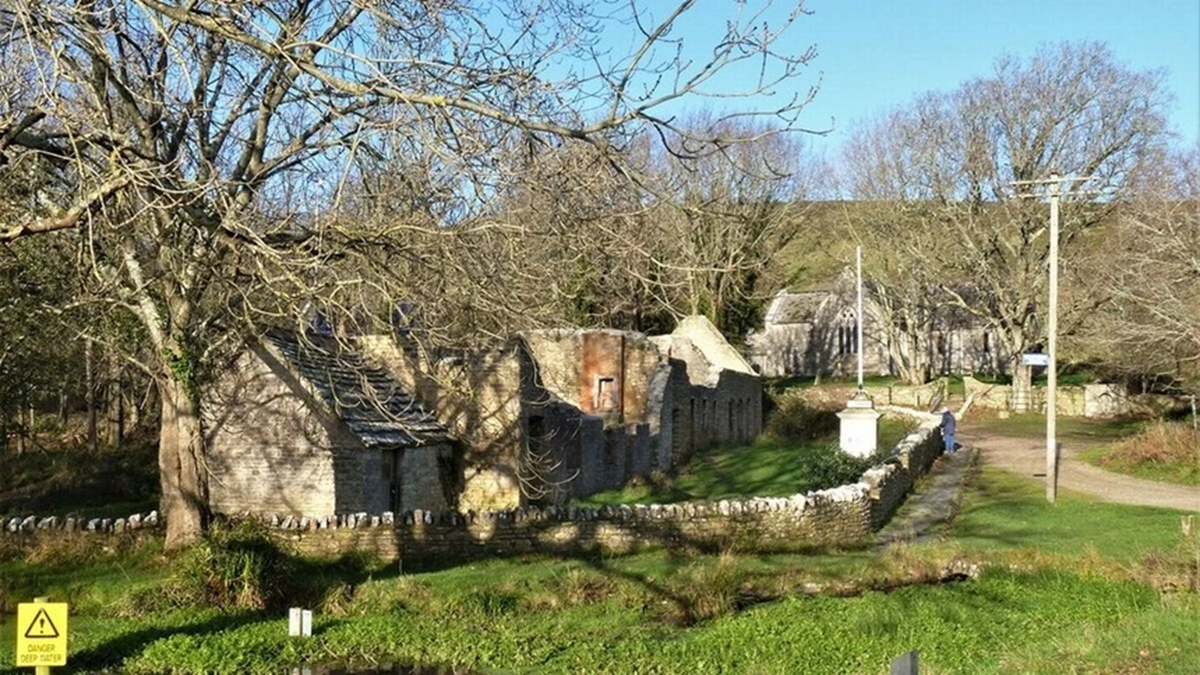 Kỳ lạ "ngôi làng ma" gần 80 năm không có người, chỉ để lại một mẩu giấy nhắn bí ẩn - Ảnh 1.