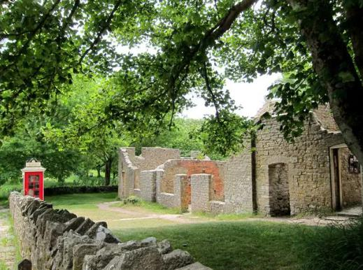 Kỳ lạ "ngôi làng ma" gần 80 năm không có người, chỉ để lại một mẩu giấy nhắn bí ẩn - Ảnh 2.