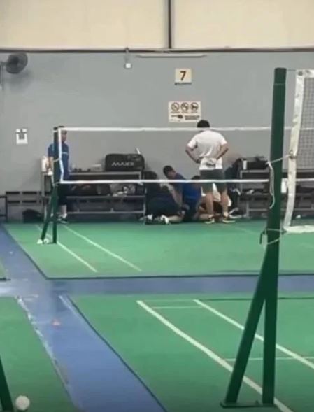 Người đàn ông 51 tuổi đột ngột tử vong khi đang chơi cầu lông - Ảnh 1.