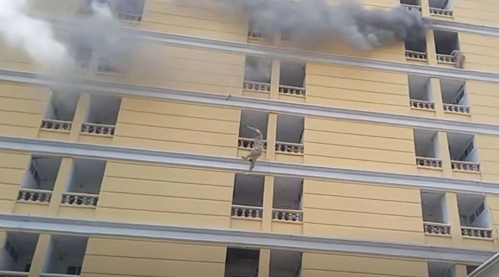 Người đàn ông 53 tuổi tử vong sau khi nhảy từ tầng 7 khách sạn đang cháy ngùn ngụt - Ảnh 1.