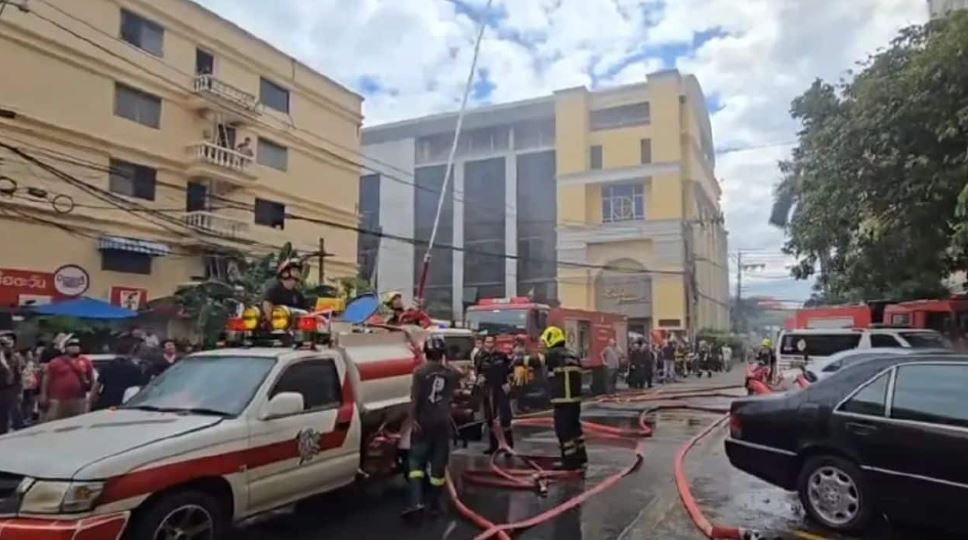 Người đàn ông 53 tuổi tử vong sau khi nhảy từ tầng 7 khách sạn đang cháy ngùn ngụt - Ảnh 3.