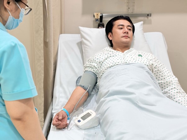 "Vua quảng cáo" của Vbiz gặp chấn thương đứt gân gót chân sau khi chơi pickleball - Ảnh 1.