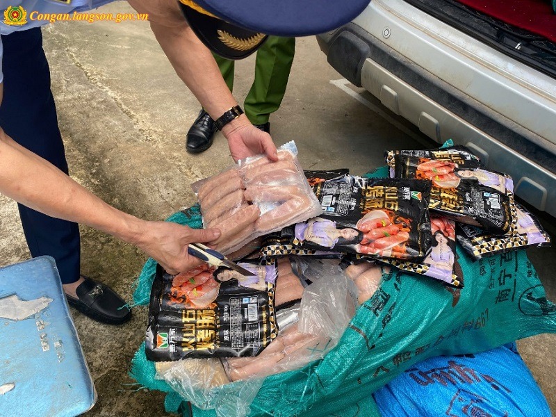 Phát hiện 3,5 tấn chân gà không rõ nguồn gốc xuất xứ- Ảnh 2. Phát hiện 3,5 tấn chân gà không rõ nguồn gốc xuất xứ- Ảnh 2.