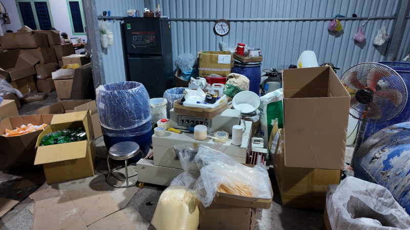 Đột kích ‘xưởng’ sản xuất nhiều loại mỹ phẩm giả các thương hiệu nổi tiếng quy mô lớn - Ảnh 2.