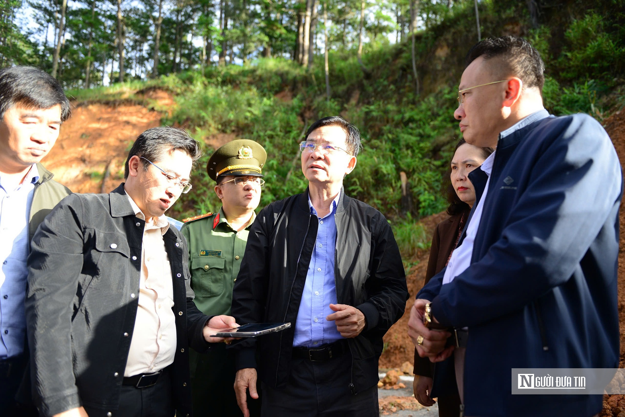 Đèo D’Ran sạt lở nghiêm trọng, lãnh đạo tỉnh Lâm Đồng trực tiếp thị sát hiện trường- Ảnh 1. Đèo D’Ran sạt lở nghiêm trọng, lãnh đạo tỉnh Lâm Đồng trực tiếp thị sát hiện trường- Ảnh 1.