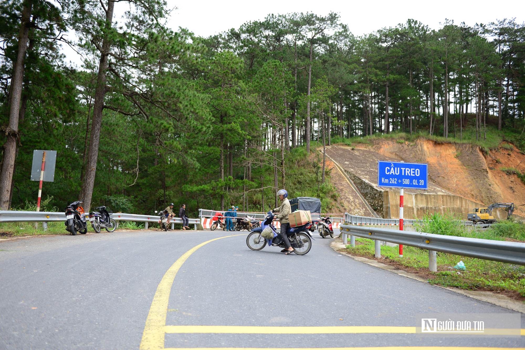Đèo D’Ran sạt lở nghiêm trọng, lãnh đạo tỉnh Lâm Đồng trực tiếp thị sát hiện trường- Ảnh 2. Đèo D’Ran sạt lở nghiêm trọng, lãnh đạo tỉnh Lâm Đồng trực tiếp thị sát hiện trường- Ảnh 2.