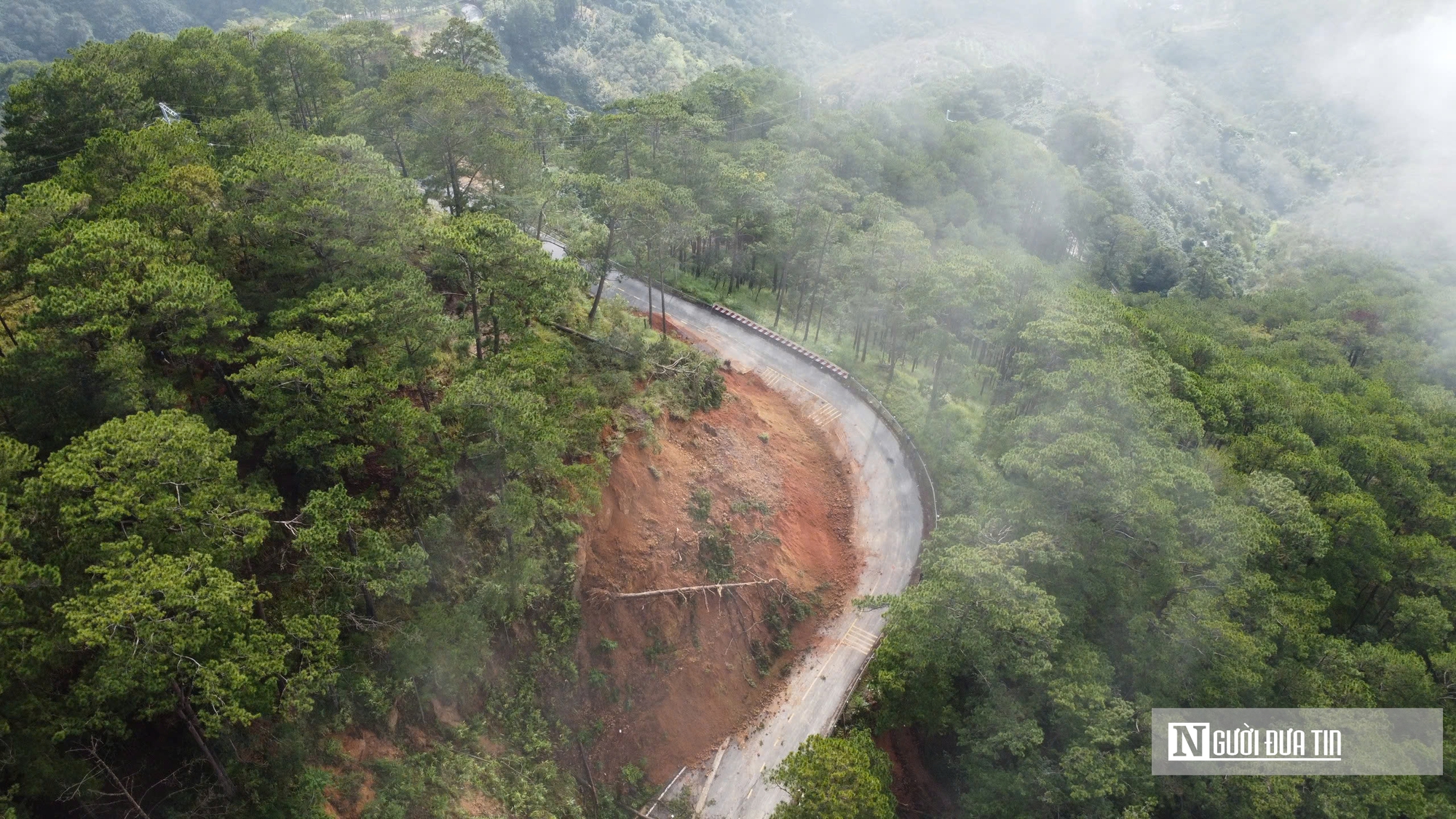Đèo D’Ran sạt lở nghiêm trọng, lãnh đạo tỉnh Lâm Đồng trực tiếp thị sát hiện trường- Ảnh 3. Đèo D’Ran sạt lở nghiêm trọng, lãnh đạo tỉnh Lâm Đồng trực tiếp thị sát hiện trường- Ảnh 3.