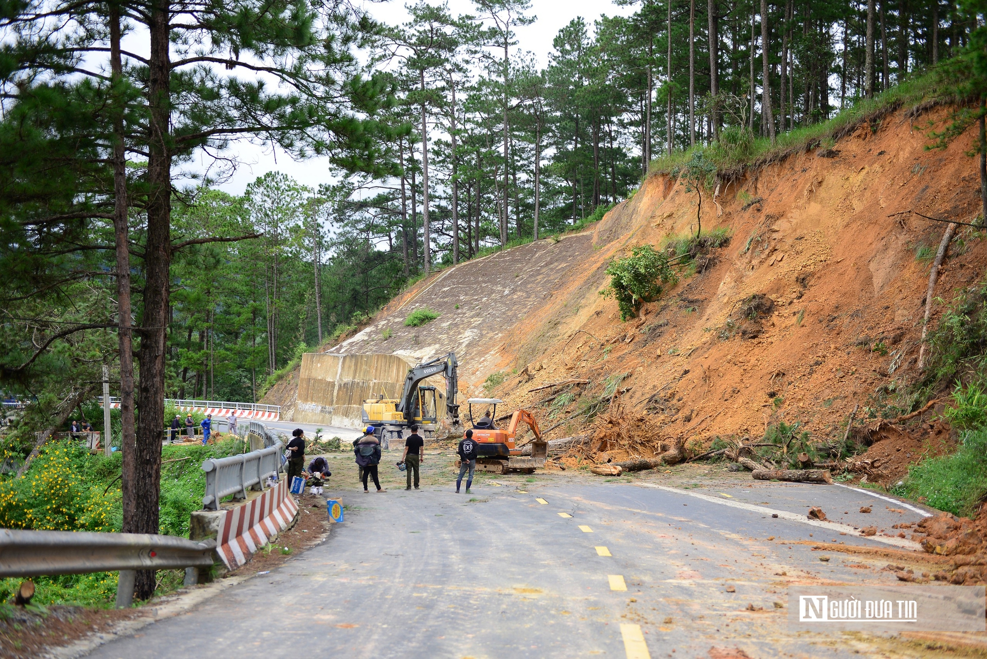 Đèo D’Ran sạt lở nghiêm trọng, lãnh đạo tỉnh Lâm Đồng trực tiếp thị sát hiện trường- Ảnh 4. Đèo D’Ran sạt lở nghiêm trọng, lãnh đạo tỉnh Lâm Đồng trực tiếp thị sát hiện trường- Ảnh 4.