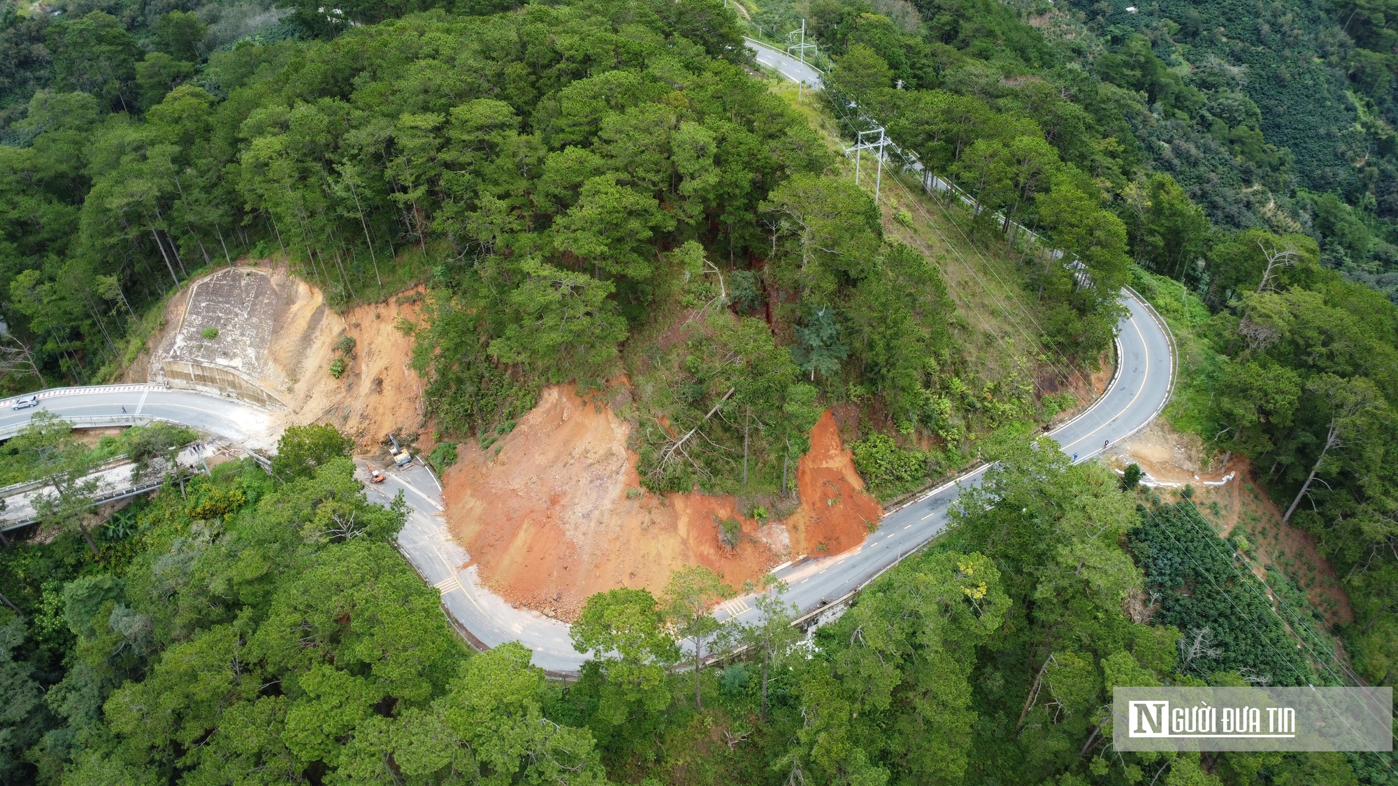 Đèo D’Ran sạt lở nghiêm trọng, lãnh đạo tỉnh Lâm Đồng trực tiếp thị sát hiện trường- Ảnh 5. Đèo D’Ran sạt lở nghiêm trọng, lãnh đạo tỉnh Lâm Đồng trực tiếp thị sát hiện trường- Ảnh 5.