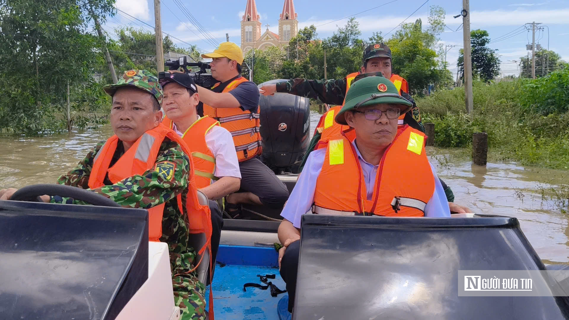 Cận cảnh lãnh đạo UBND tỉnh Lâm Đồng đi thực địa vùng tâm lũ, thăm hỏi và động viên người dân - Ảnh 1.