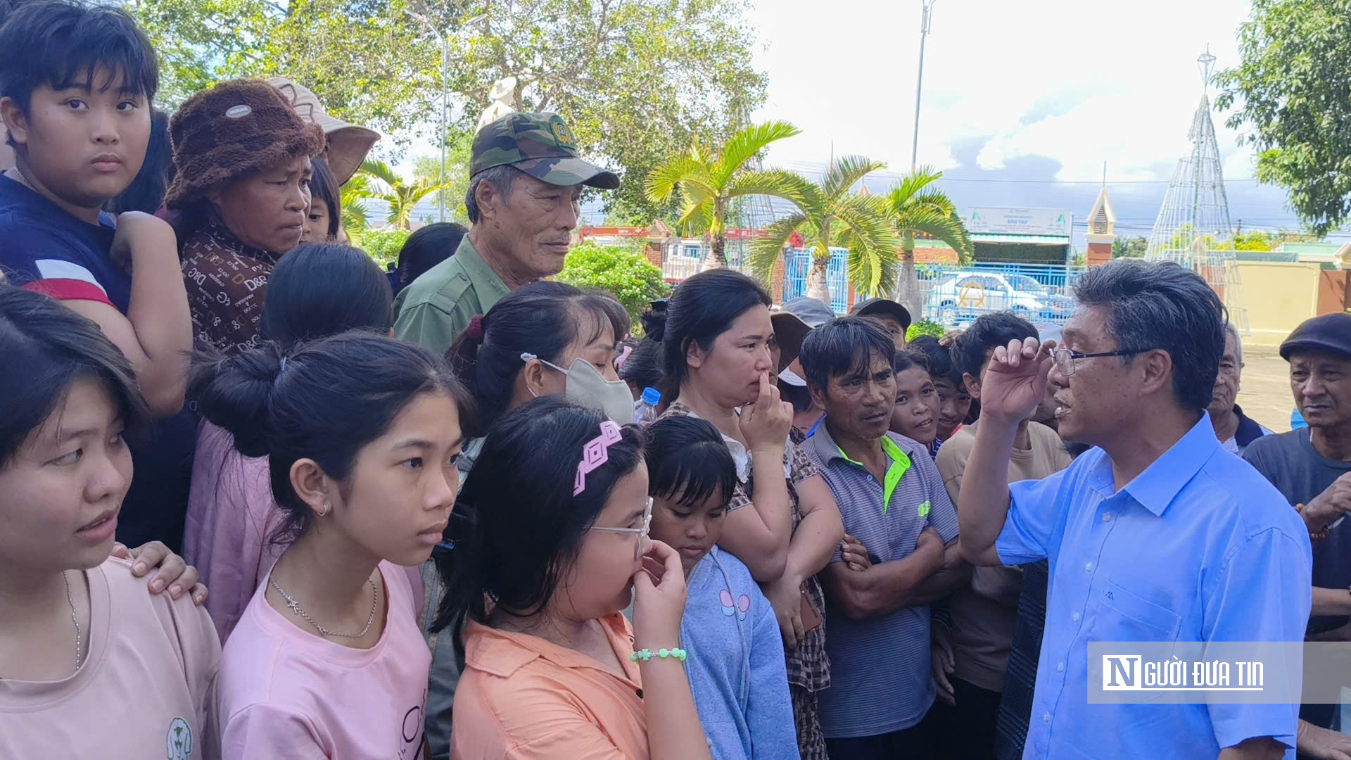 Cận cảnh lãnh đạo UBND tỉnh Lâm Đồng đi thực địa vùng tâm lũ, thăm hỏi và động viên người dân - Ảnh 2.