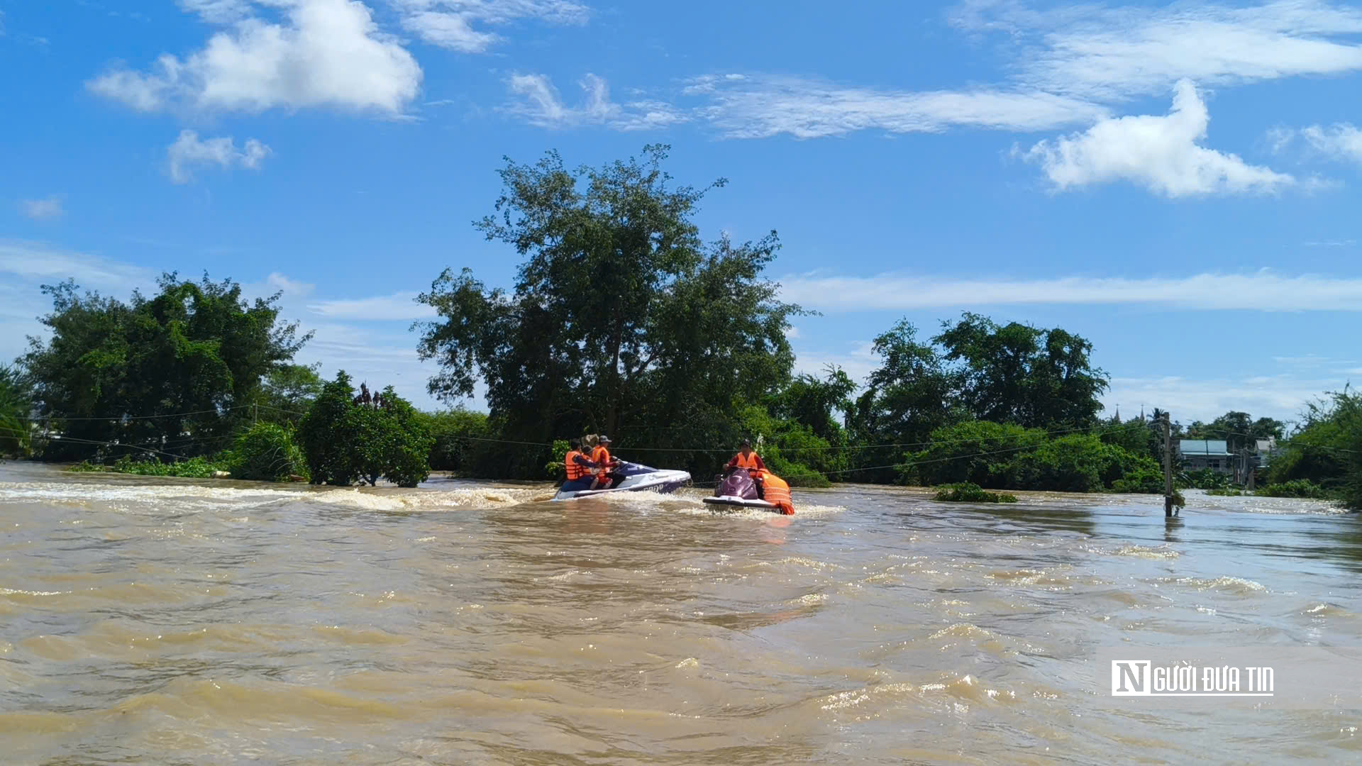 Cận cảnh lãnh đạo UBND tỉnh Lâm Đồng đi thực địa vùng tâm lũ, thăm hỏi và động viên người dân - Ảnh 3.