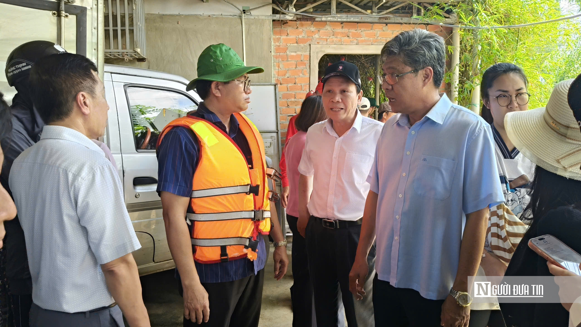 Cận cảnh lãnh đạo UBND tỉnh Lâm Đồng đi thực địa vùng tâm lũ, thăm hỏi và động viên người dân - Ảnh 4.