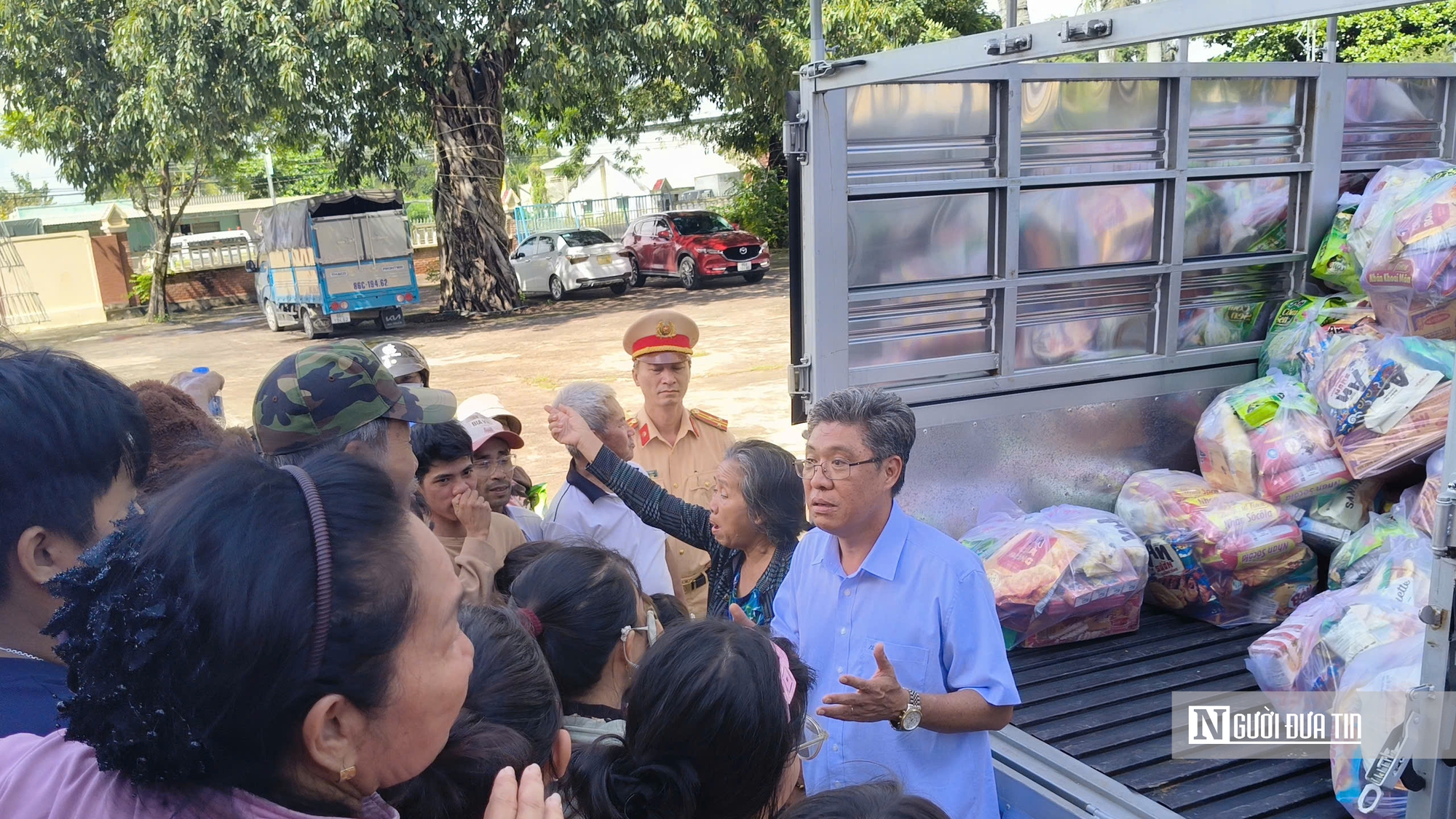 Cận cảnh lãnh đạo UBND tỉnh Lâm Đồng đi thực địa vùng tâm lũ, thăm hỏi và động viên người dân - Ảnh 5.