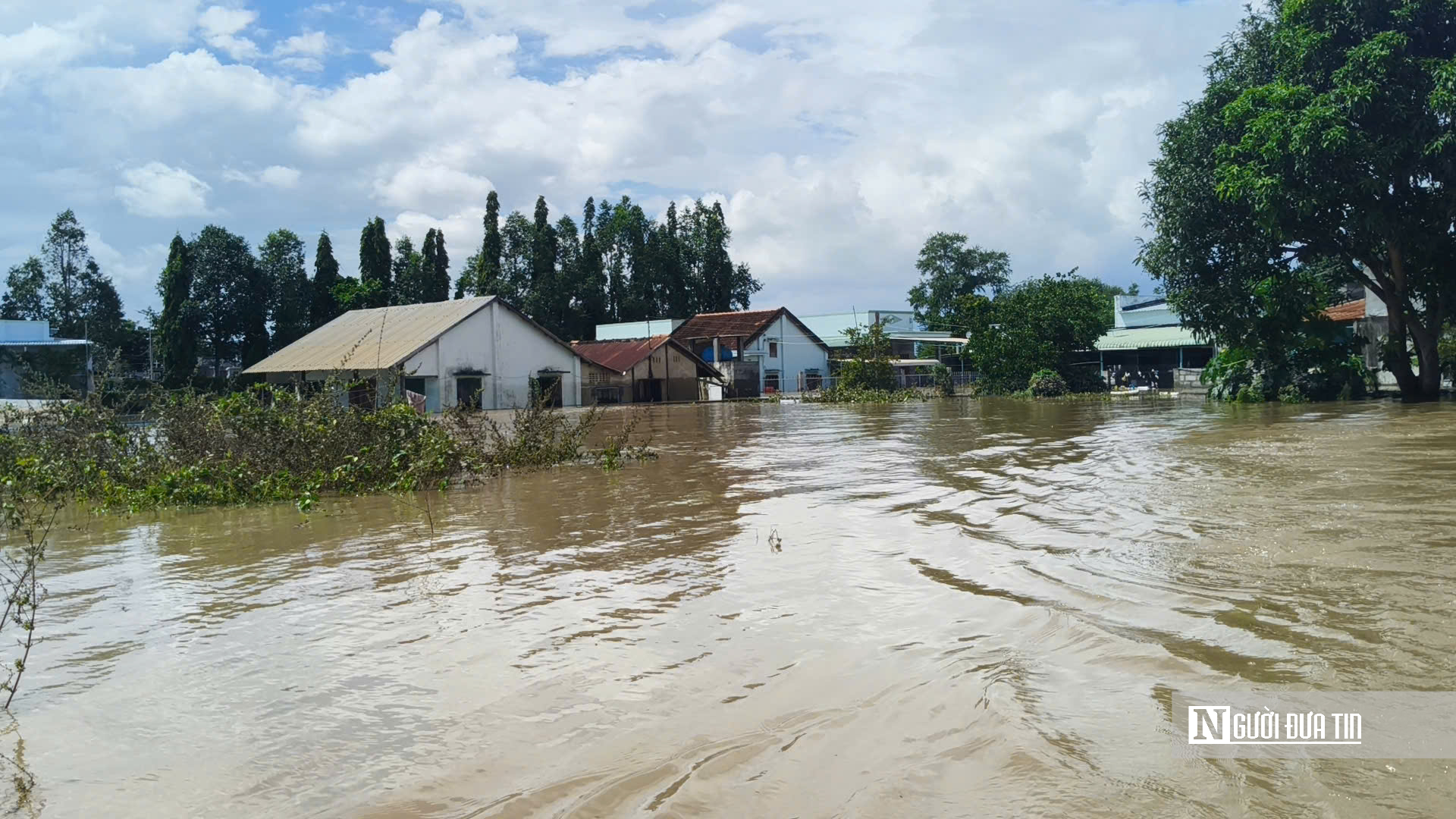 Cận cảnh lãnh đạo UBND tỉnh Lâm Đồng đi thực địa vùng tâm lũ, thăm hỏi và động viên người dân - Ảnh 6.