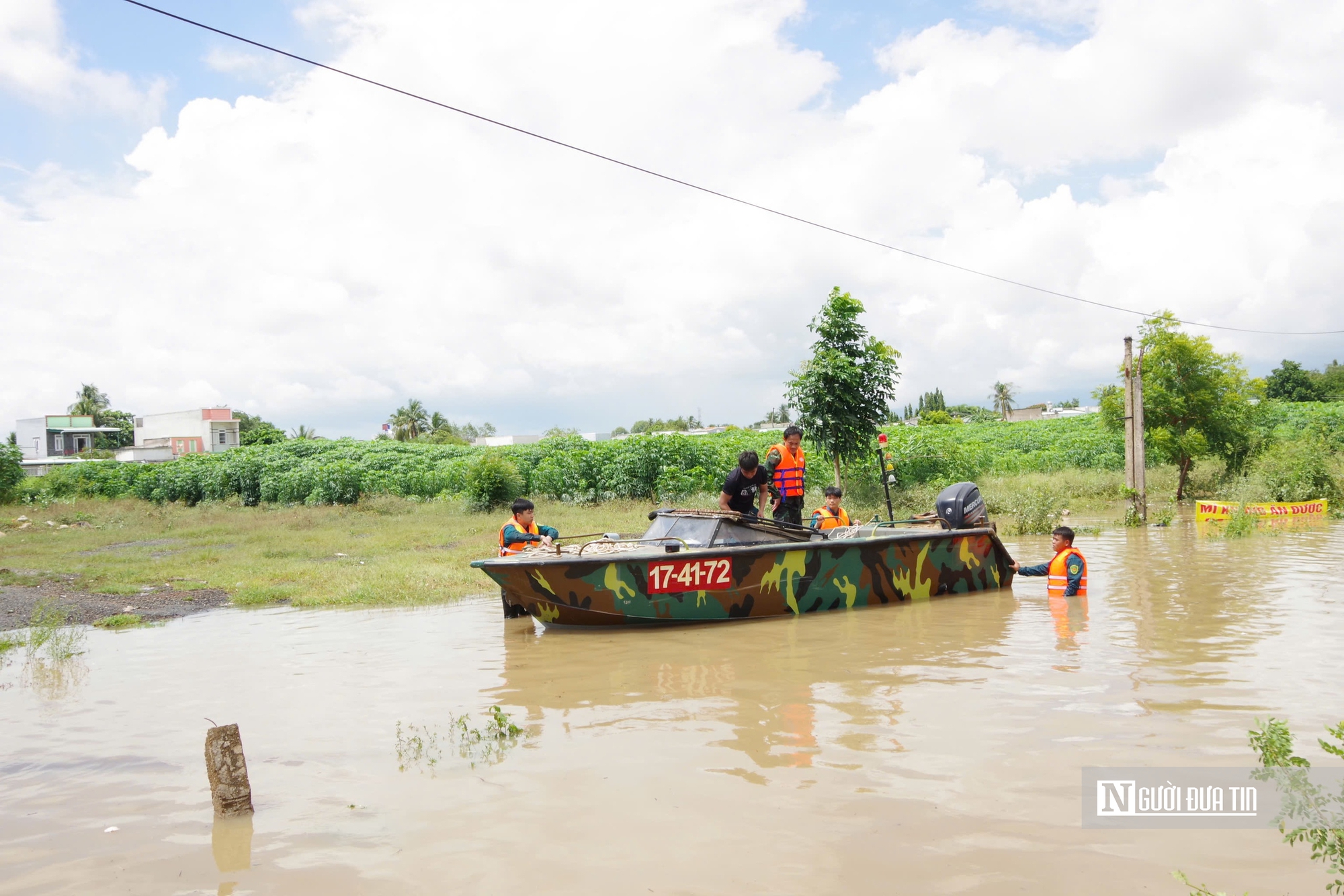 Cận cảnh lãnh đạo UBND tỉnh Lâm Đồng đi thực địa vùng tâm lũ, thăm hỏi và động viên người dân - Ảnh 7.