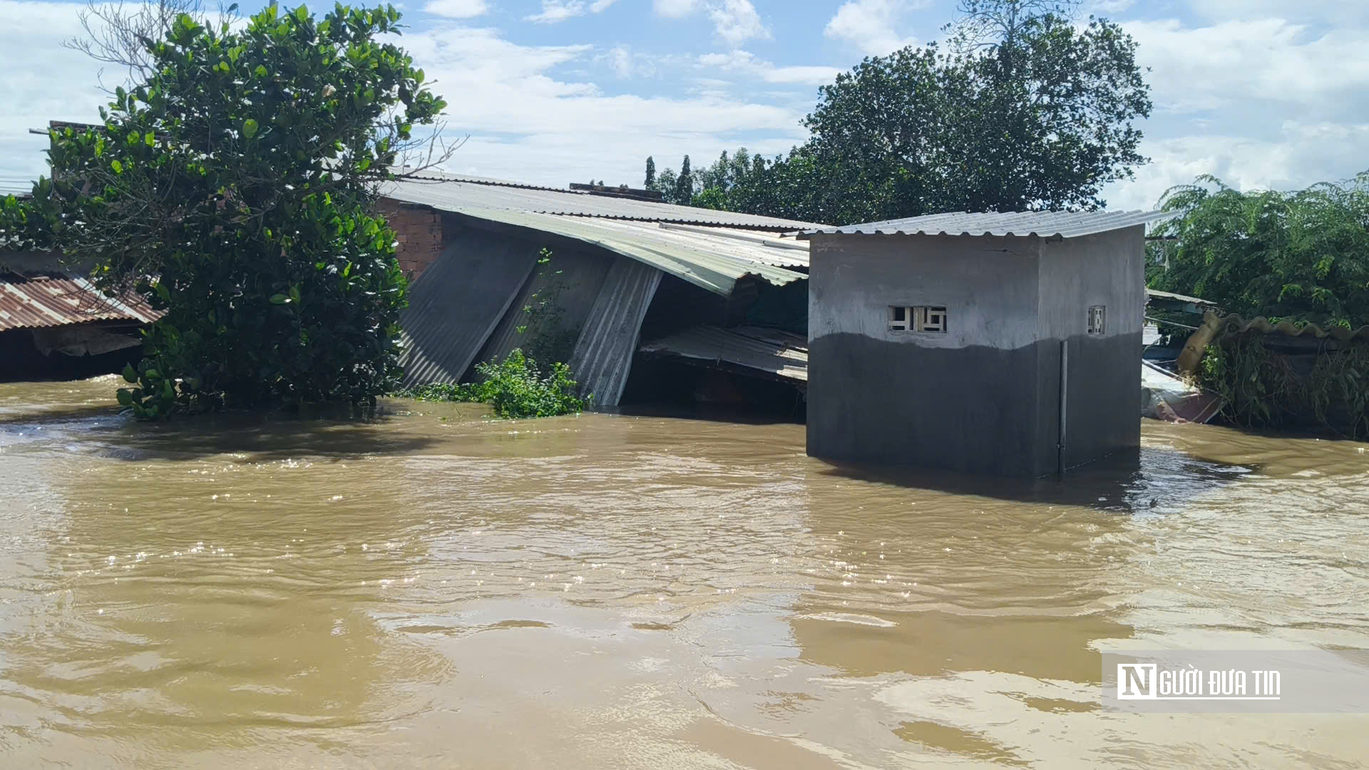 Cận cảnh lãnh đạo UBND tỉnh Lâm Đồng đi thực địa vùng tâm lũ, thăm hỏi và động viên người dân - Ảnh 8.