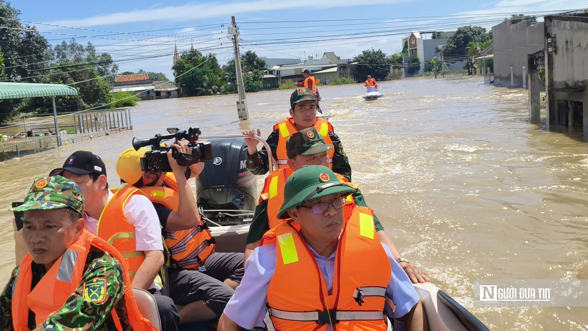 Cận cảnh lãnh đạo UBND tỉnh Lâm Đồng đi thực địa vùng tâm lũ, thăm hỏi và động viên người dân - Ảnh 9.