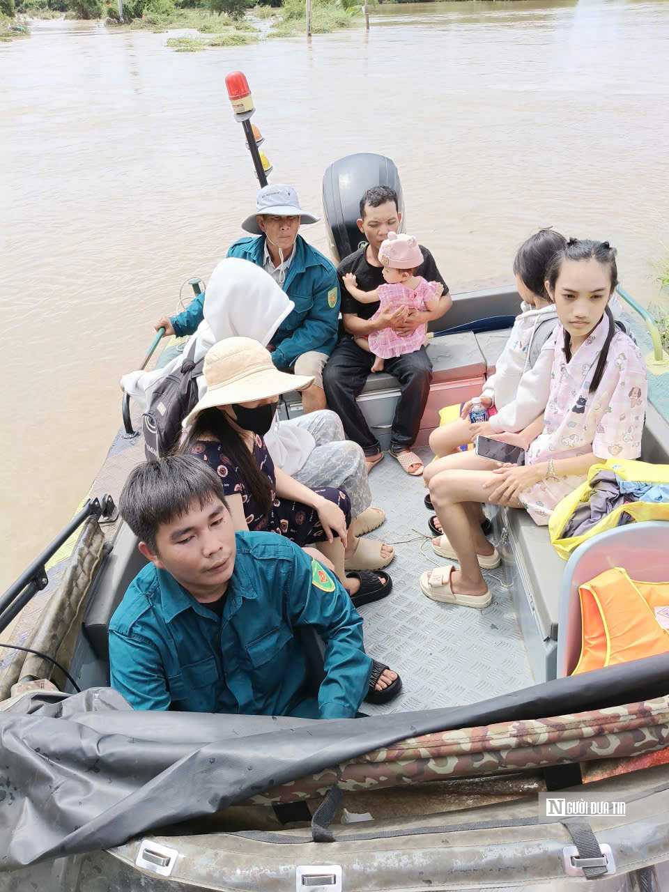 Cận cảnh lãnh đạo UBND tỉnh Lâm Đồng đi thực địa vùng tâm lũ, thăm hỏi và động viên người dân - Ảnh 10.