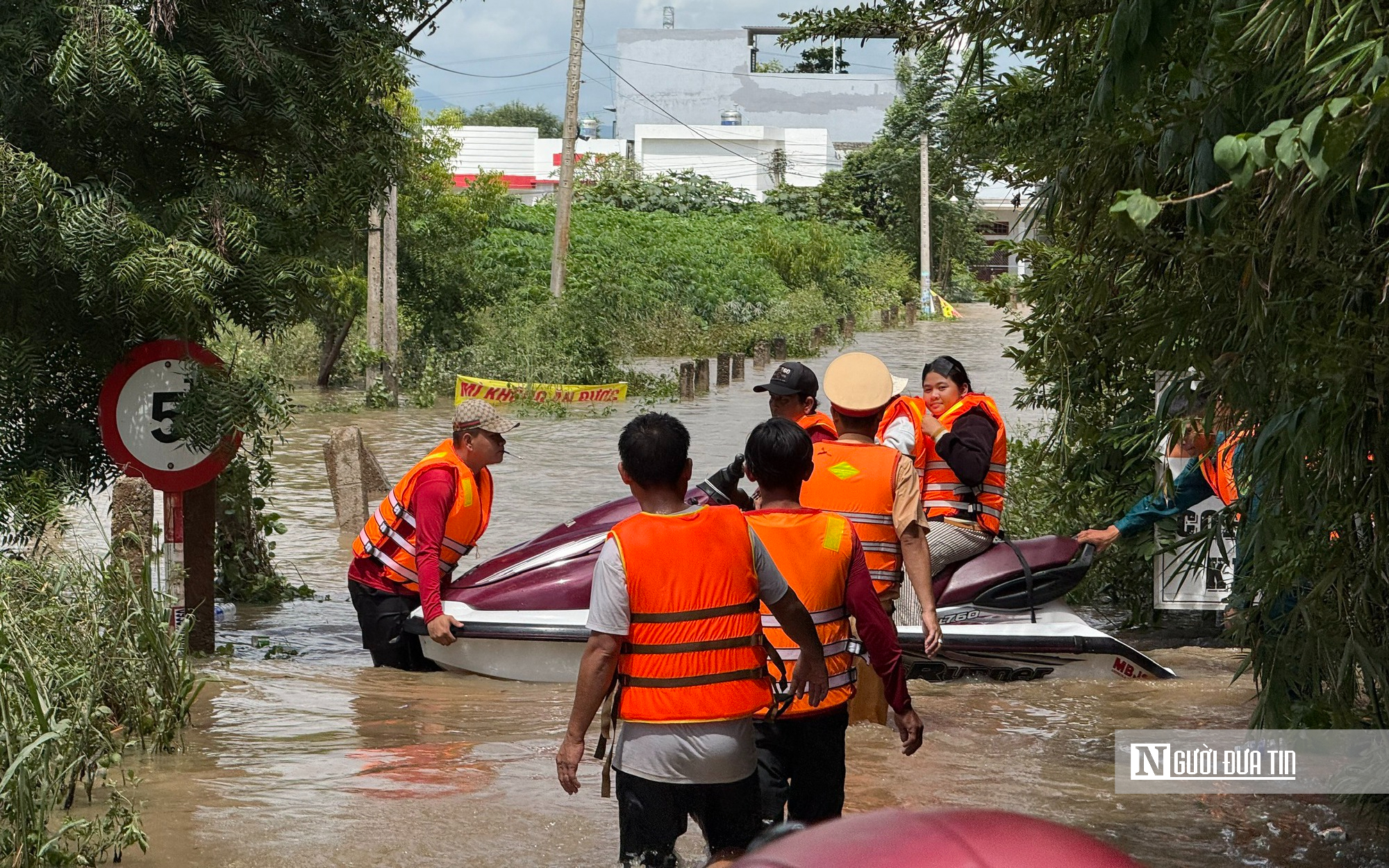 Người cao tuổi ở Lâm Đồng: "Cả đời tôi chưa bao giờ thấy ngập lụt như thế này"- Ảnh 5. Người cao tuổi ở Lâm Đồng: "Cả đời tôi chưa bao giờ thấy ngập lụt như thế này"- Ảnh 5.