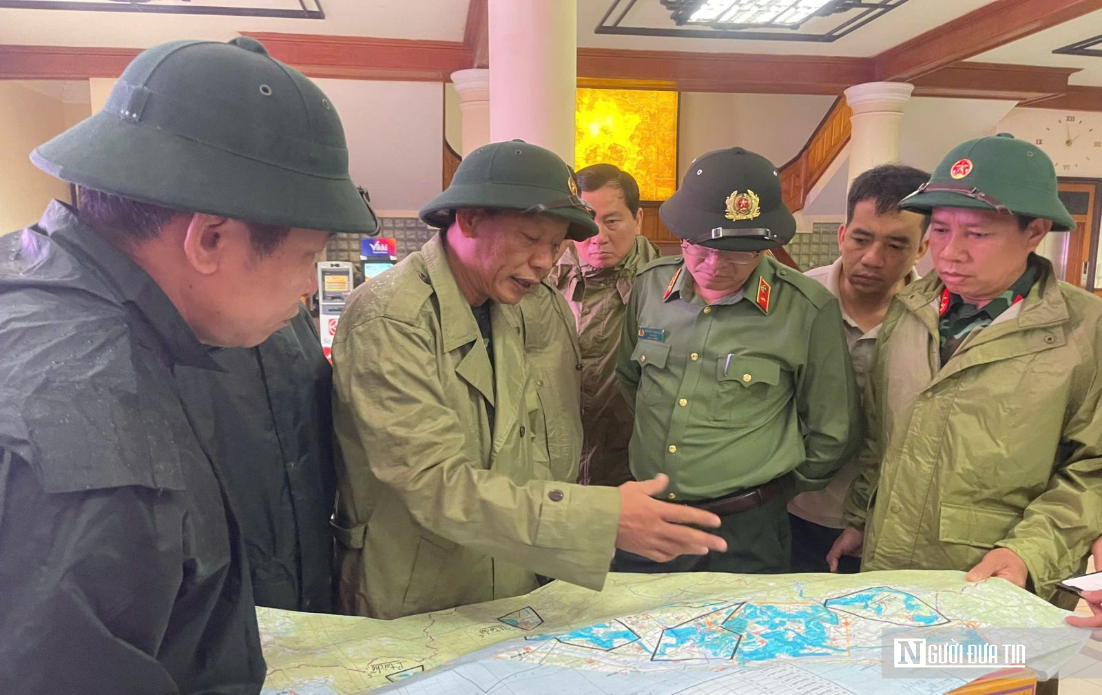 Giữa lũ dữ, sáng mãi tinh thần Bộ đội Cụ Hồ trên đất Huế- Ảnh 2. Giữa lũ dữ, sáng mãi tinh thần Bộ đội Cụ Hồ trên đất Huế- Ảnh 2.