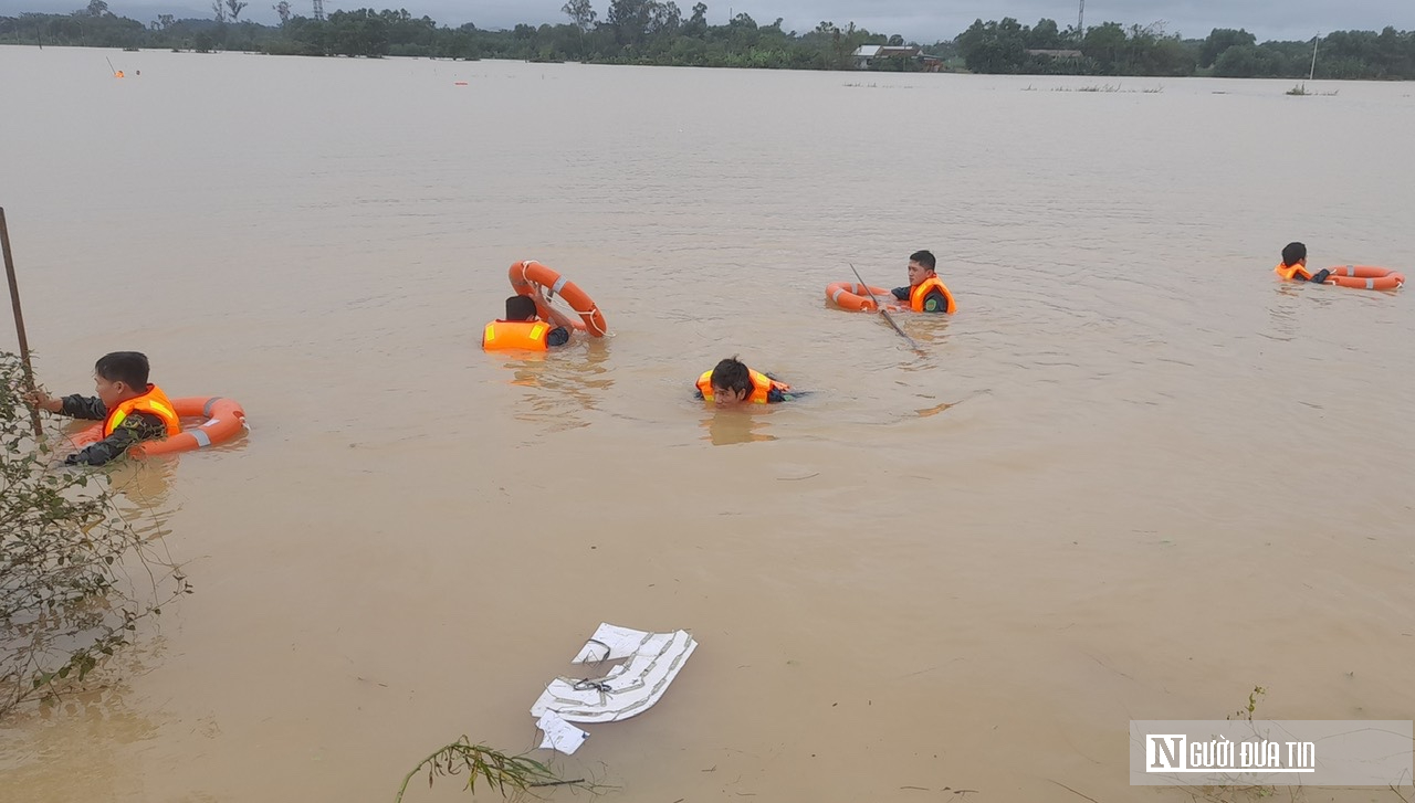 Giữa lũ dữ, sáng mãi tinh thần Bộ đội Cụ Hồ trên đất Huế- Ảnh 3. Giữa lũ dữ, sáng mãi tinh thần Bộ đội Cụ Hồ trên đất Huế- Ảnh 3.