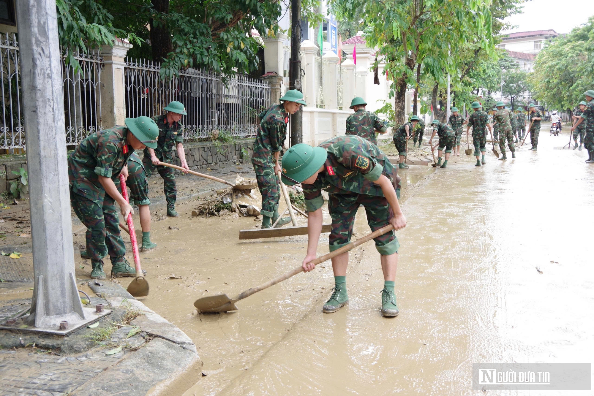 Giữa lũ dữ, sáng mãi tinh thần Bộ đội Cụ Hồ trên đất Huế- Ảnh 4. Giữa lũ dữ, sáng mãi tinh thần Bộ đội Cụ Hồ trên đất Huế- Ảnh 4.