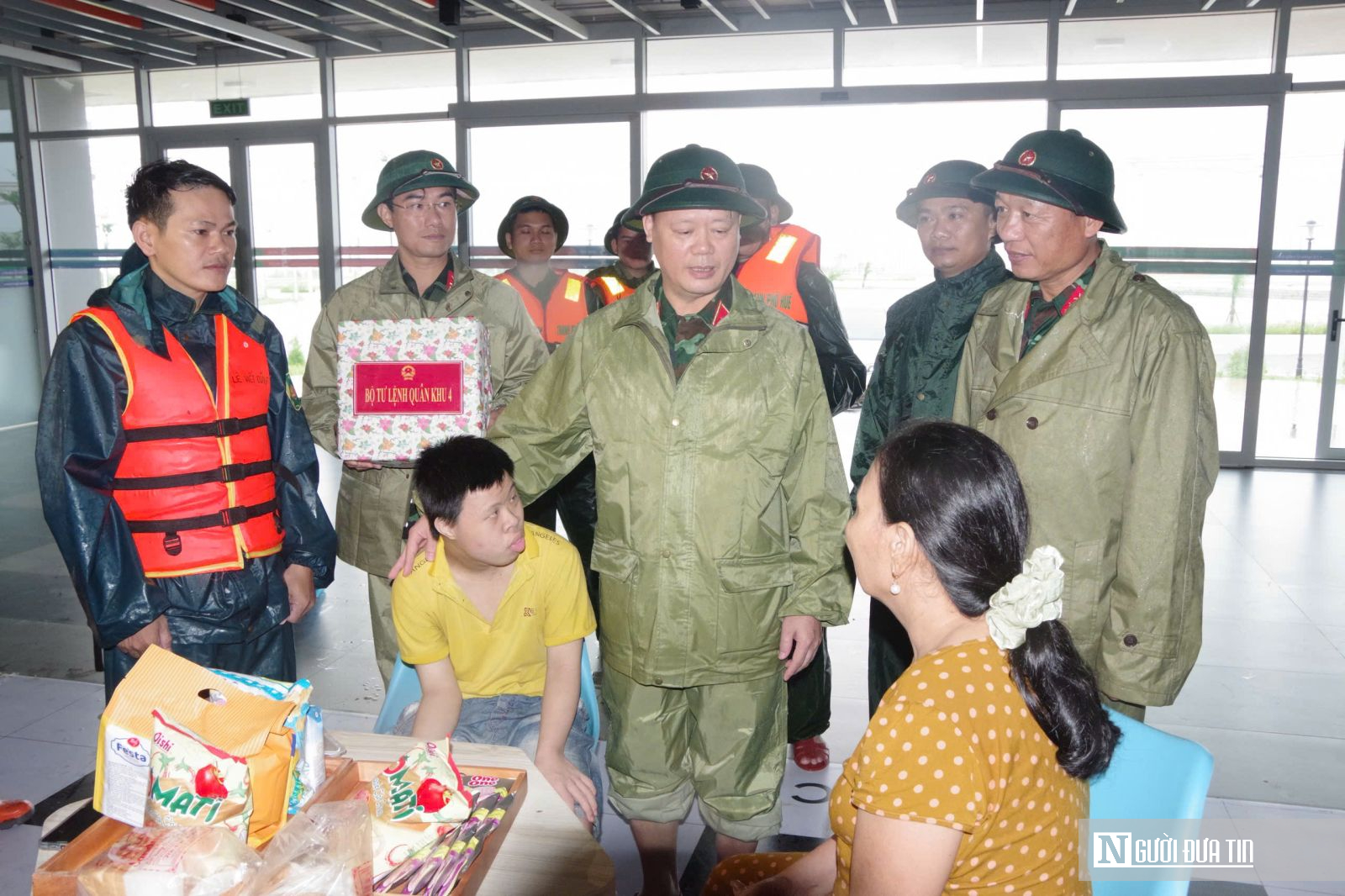 Giữa lũ dữ, sáng mãi tinh thần Bộ đội Cụ Hồ trên đất Huế- Ảnh 5. Giữa lũ dữ, sáng mãi tinh thần Bộ đội Cụ Hồ trên đất Huế- Ảnh 5.