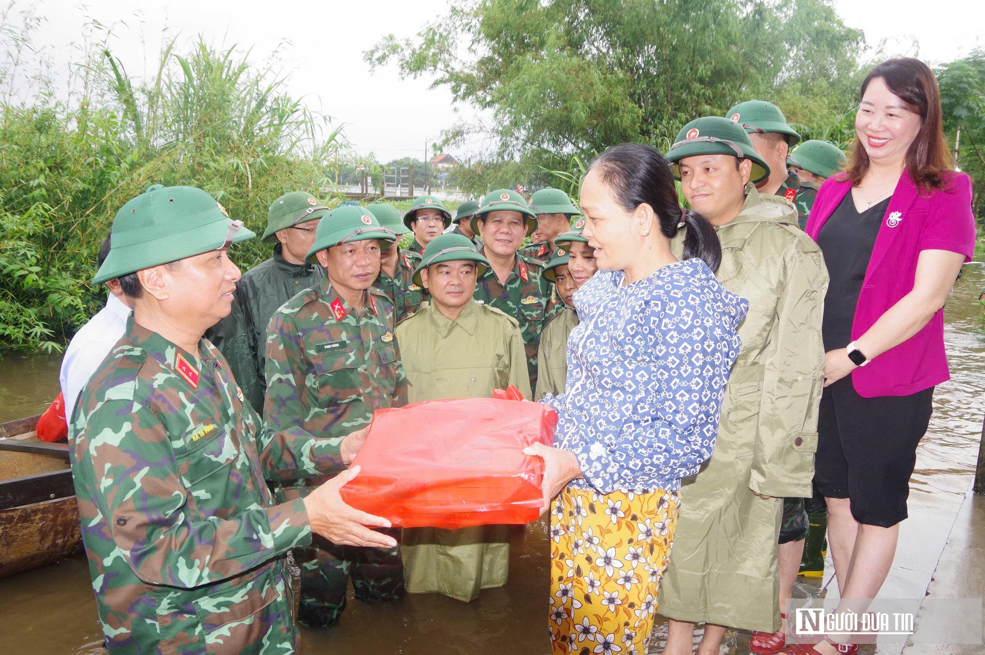 Giữa lũ dữ, sáng mãi tinh thần Bộ đội Cụ Hồ trên đất Huế- Ảnh 6. Giữa lũ dữ, sáng mãi tinh thần Bộ đội Cụ Hồ trên đất Huế- Ảnh 6.