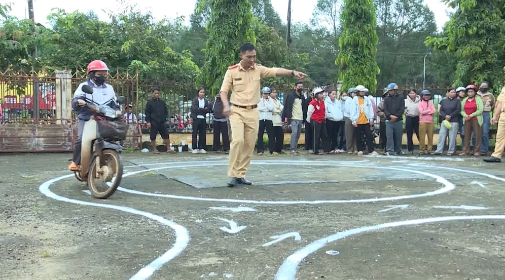 Đồng bào vùng sâu nô nức học sát hạch lái xe hạng A1- Ảnh 1. Đồng bào vùng sâu nô nức học sát hạch lái xe hạng A1- Ảnh 1.