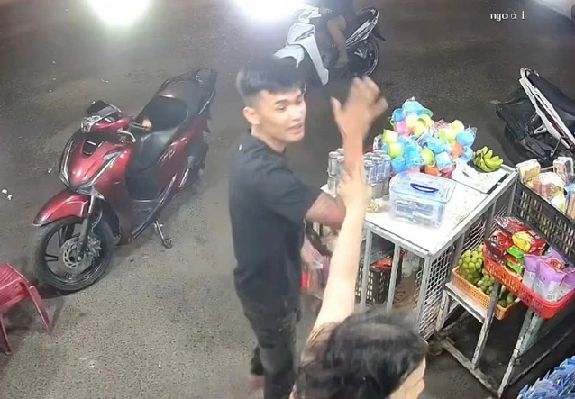 Bắt tạm giam thanh niên xăm trổ từng đánh thai phụ, nay tiếp tục gây án- Ảnh 3. Bắt tạm giam thanh niên xăm trổ từng đánh thai phụ, nay tiếp tục gây án- Ảnh 3.