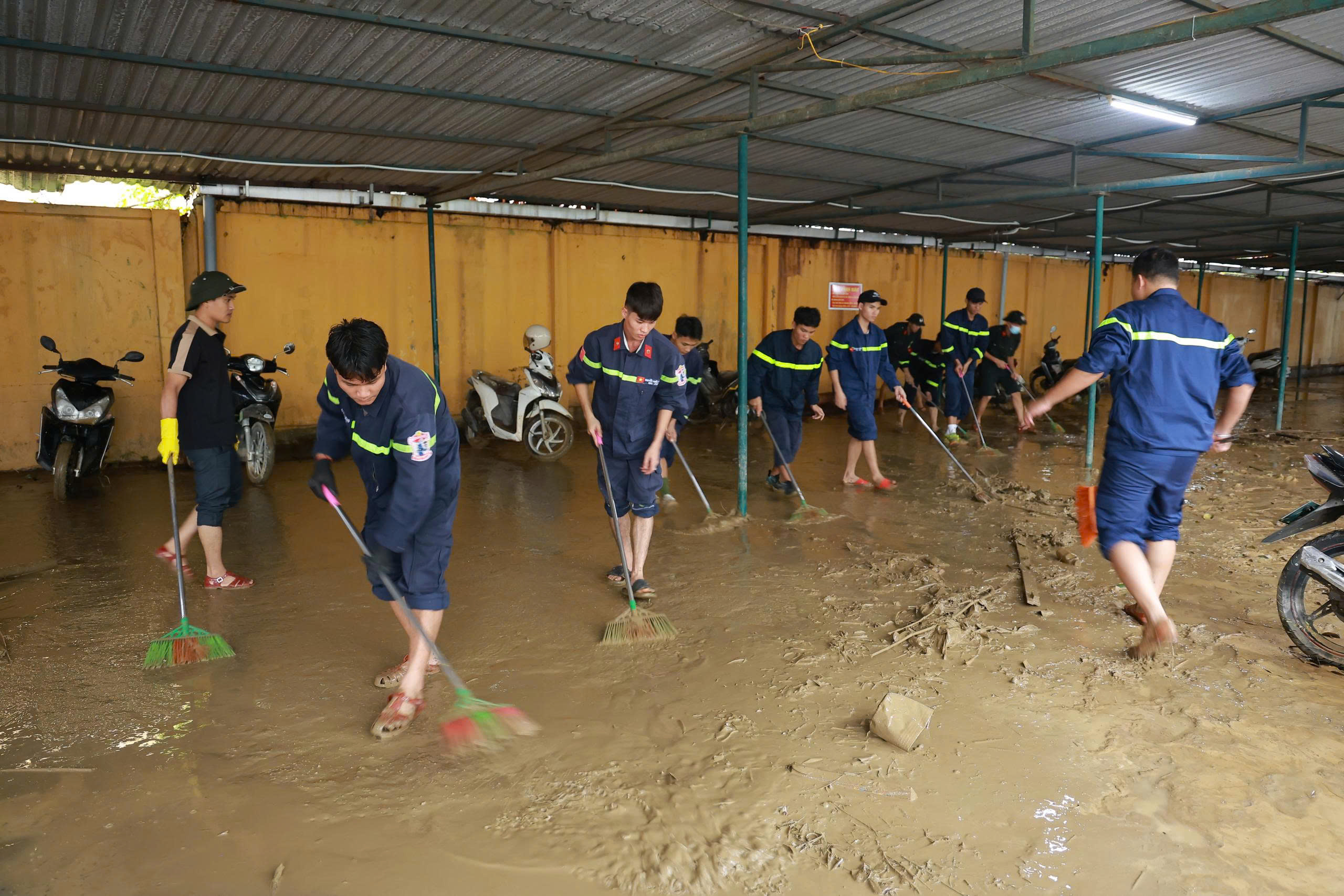 Xúc động hình ảnh chiến sĩ Công an Quảng Trị làm nhiệm vụ đặc biệt tại Huế- Ảnh 4. Xúc động hình ảnh chiến sĩ Công an Quảng Trị làm nhiệm vụ đặc biệt tại Huế- Ảnh 4.