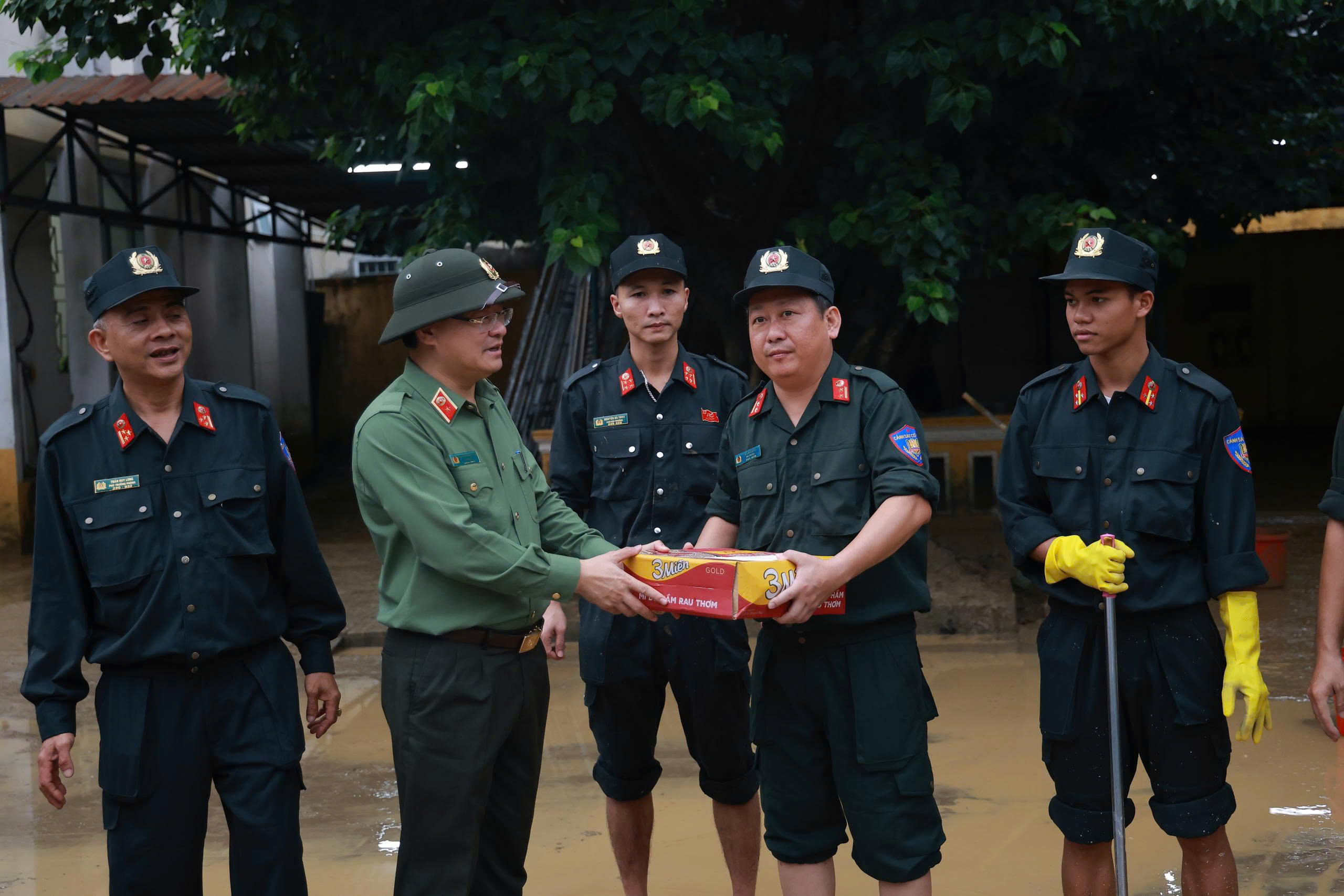 Xúc động hình ảnh chiến sĩ Công an Quảng Trị làm nhiệm vụ đặc biệt tại Huế- Ảnh 6. Xúc động hình ảnh chiến sĩ Công an Quảng Trị làm nhiệm vụ đặc biệt tại Huế- Ảnh 6.