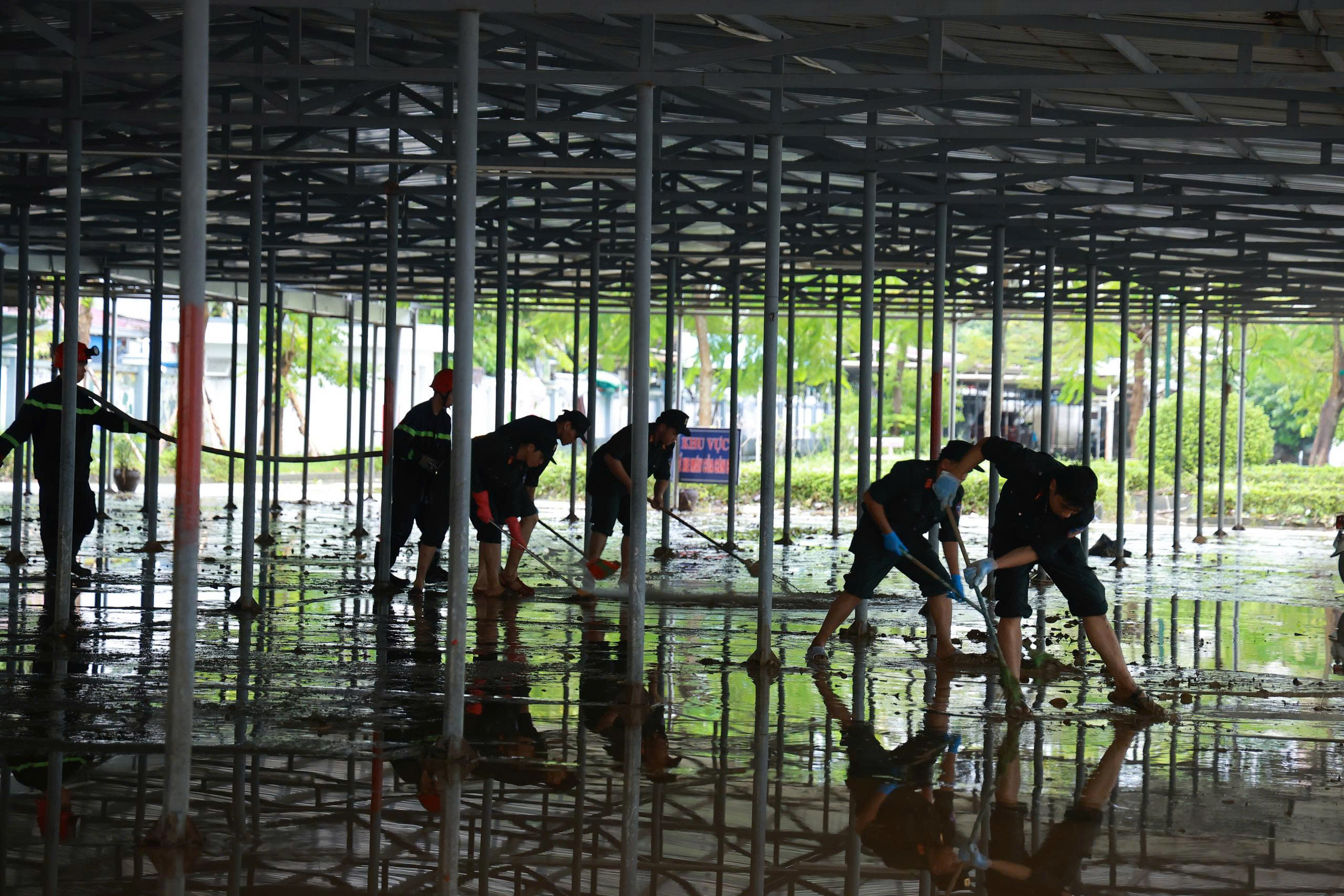 Xúc động hình ảnh chiến sĩ Công an Quảng Trị làm nhiệm vụ đặc biệt tại Huế- Ảnh 7. Xúc động hình ảnh chiến sĩ Công an Quảng Trị làm nhiệm vụ đặc biệt tại Huế- Ảnh 7.