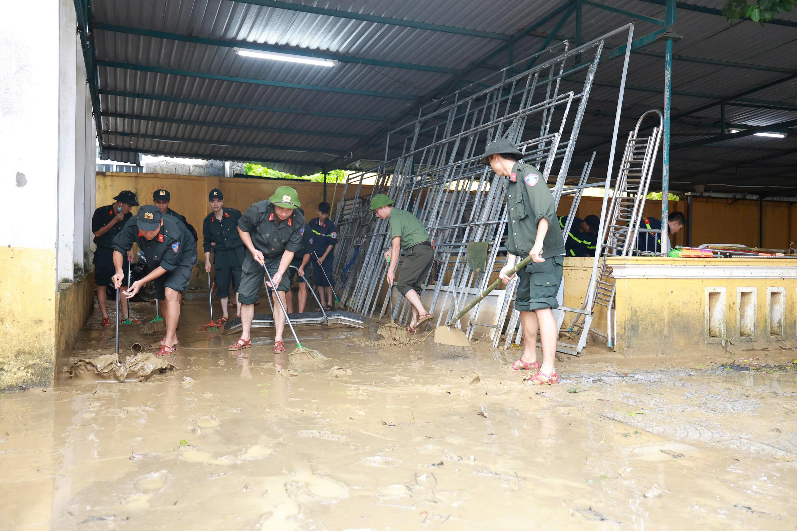 Xúc động hình ảnh chiến sĩ Công an Quảng Trị làm nhiệm vụ đặc biệt tại Huế- Ảnh 5. Xúc động hình ảnh chiến sĩ Công an Quảng Trị làm nhiệm vụ đặc biệt tại Huế- Ảnh 5.