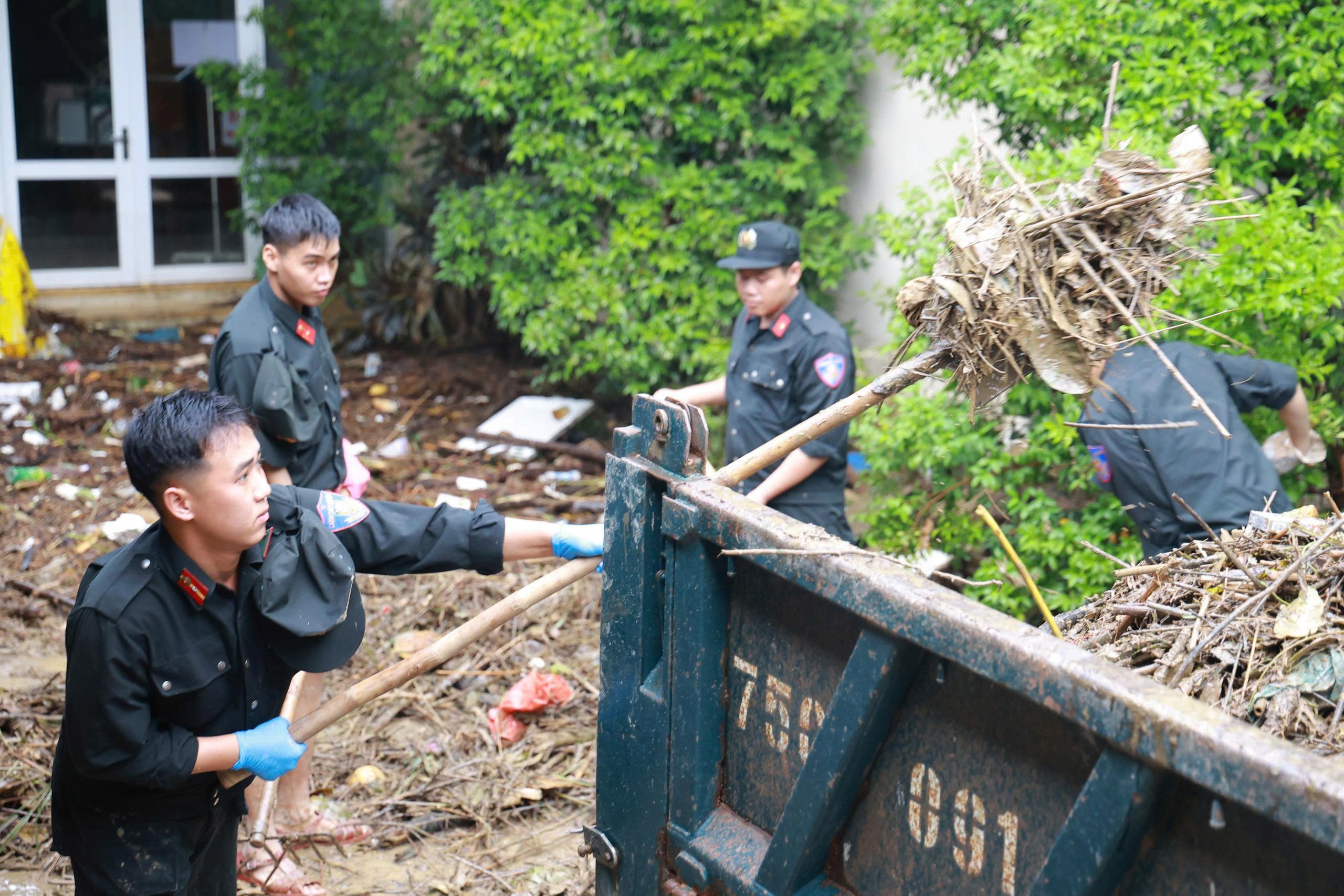 Xúc động hình ảnh chiến sĩ Công an Quảng Trị làm nhiệm vụ đặc biệt tại Huế- Ảnh 9. Xúc động hình ảnh chiến sĩ Công an Quảng Trị làm nhiệm vụ đặc biệt tại Huế- Ảnh 9.