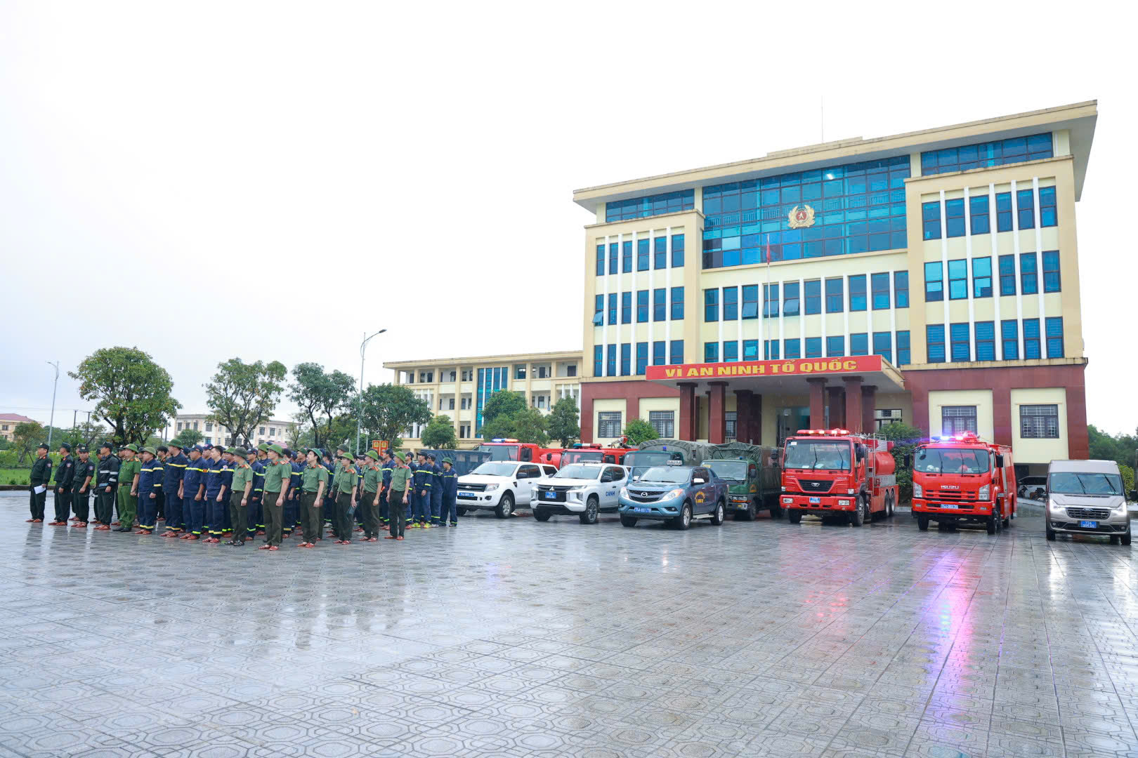 Xúc động hình ảnh chiến sĩ Công an Quảng Trị làm nhiệm vụ đặc biệt tại Huế- Ảnh 1. Xúc động hình ảnh chiến sĩ Công an Quảng Trị làm nhiệm vụ đặc biệt tại Huế- Ảnh 1.