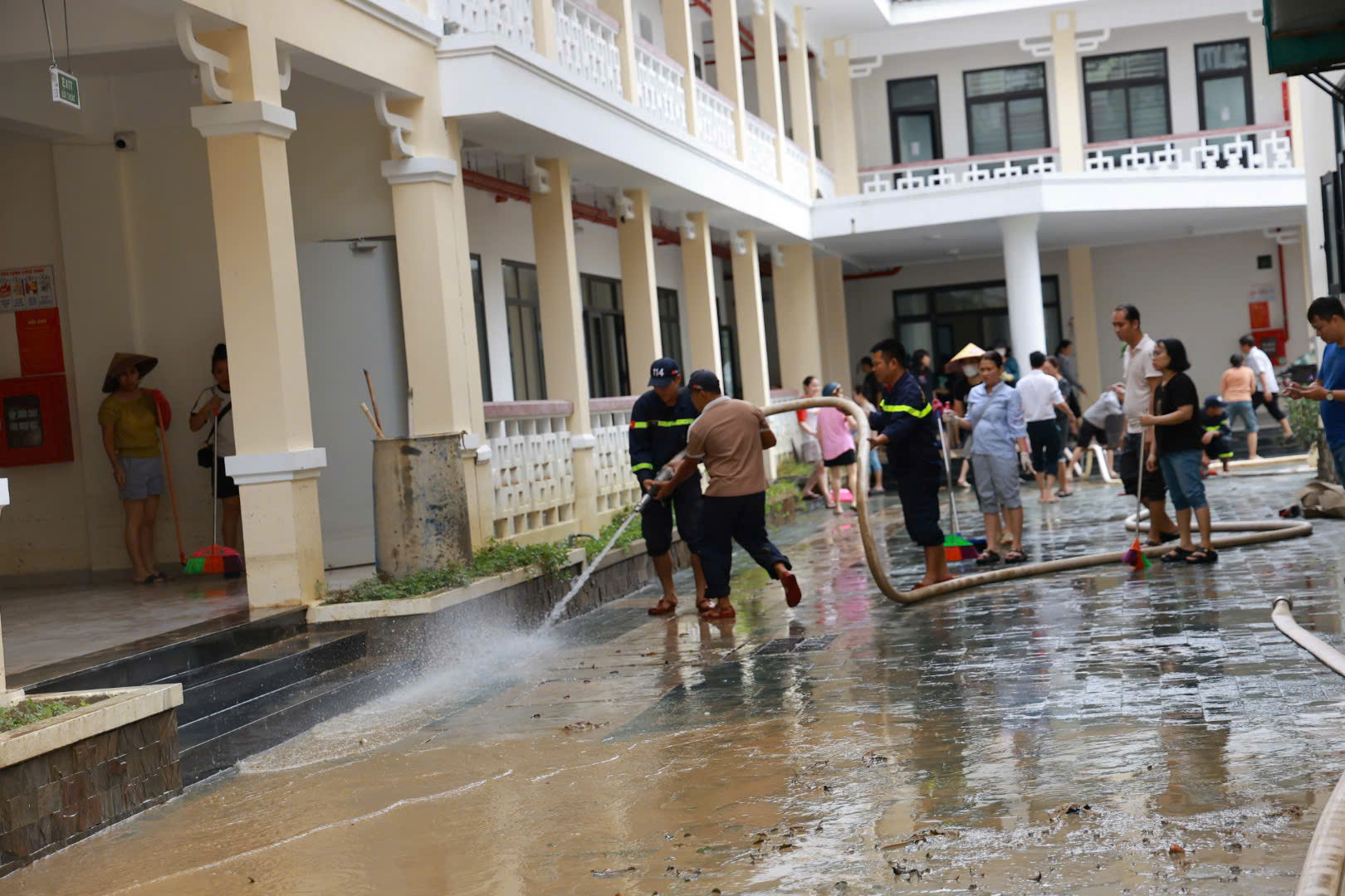 Xúc động hình ảnh chiến sĩ Công an Quảng Trị làm nhiệm vụ đặc biệt tại Huế- Ảnh 13. Xúc động hình ảnh chiến sĩ Công an Quảng Trị làm nhiệm vụ đặc biệt tại Huế- Ảnh 13.