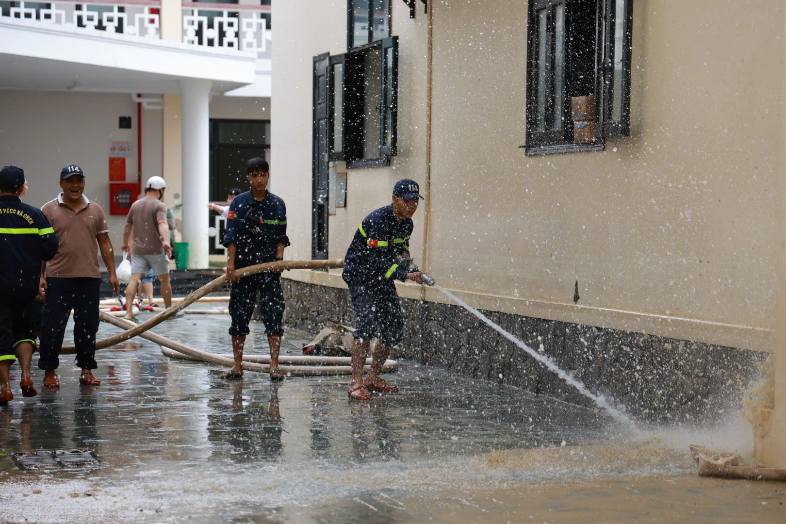 Xúc động hình ảnh chiến sĩ Công an Quảng Trị làm nhiệm vụ đặc biệt tại Huế- Ảnh 14. Xúc động hình ảnh chiến sĩ Công an Quảng Trị làm nhiệm vụ đặc biệt tại Huế- Ảnh 14.