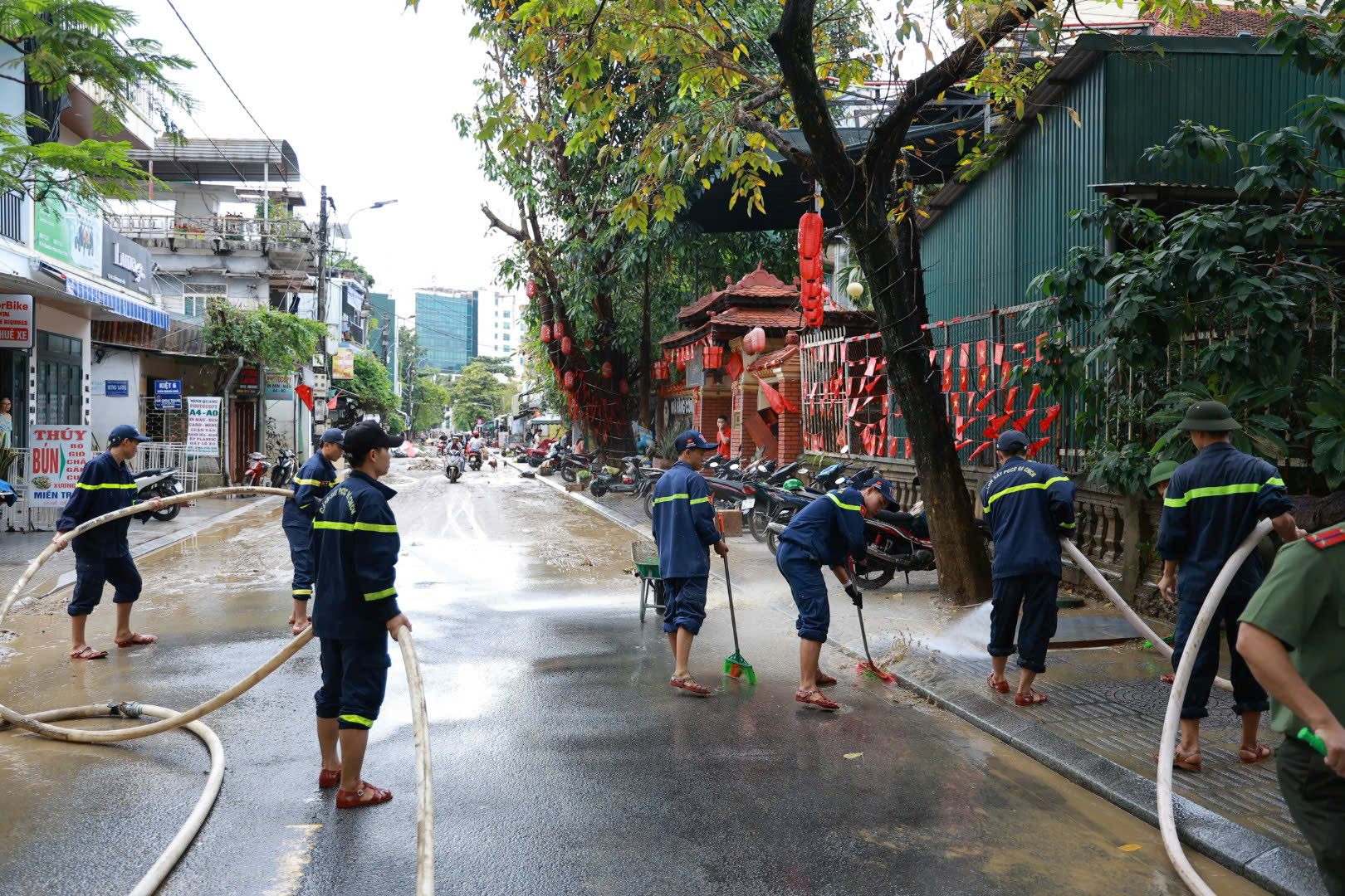 Xúc động hình ảnh chiến sĩ Công an Quảng Trị làm nhiệm vụ đặc biệt tại Huế- Ảnh 17. Xúc động hình ảnh chiến sĩ Công an Quảng Trị làm nhiệm vụ đặc biệt tại Huế- Ảnh 17.