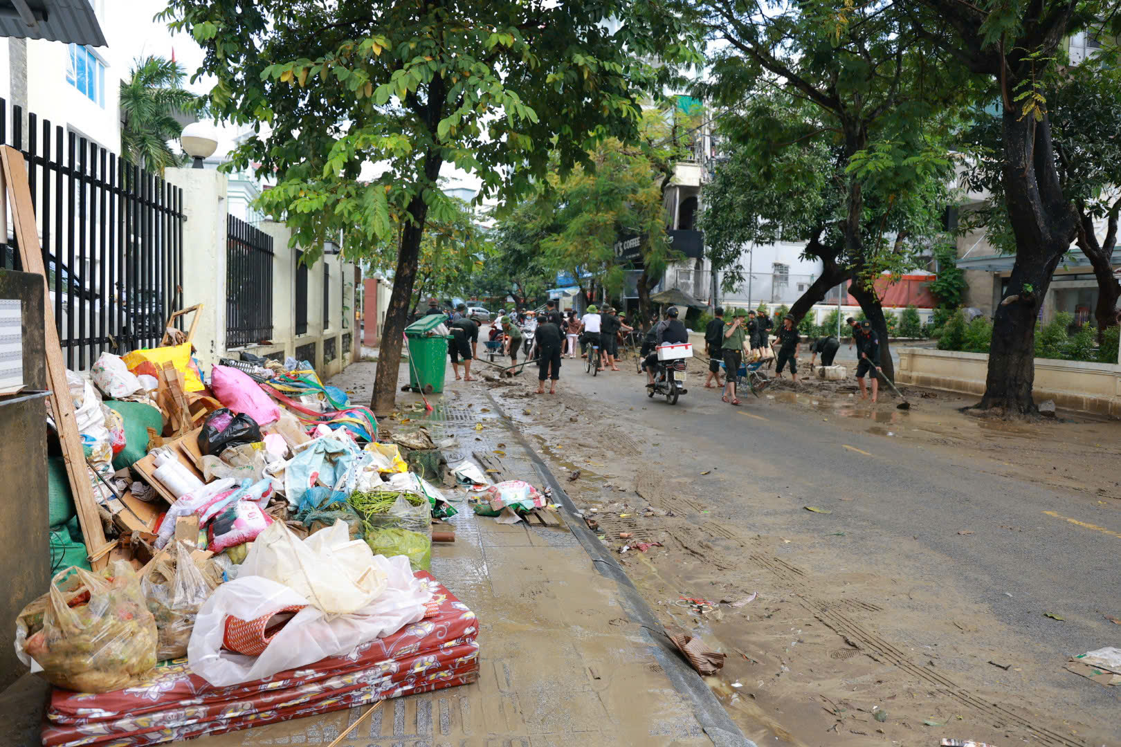 Xúc động hình ảnh chiến sĩ Công an Quảng Trị làm nhiệm vụ đặc biệt tại Huế- Ảnh 16. Xúc động hình ảnh chiến sĩ Công an Quảng Trị làm nhiệm vụ đặc biệt tại Huế- Ảnh 16.