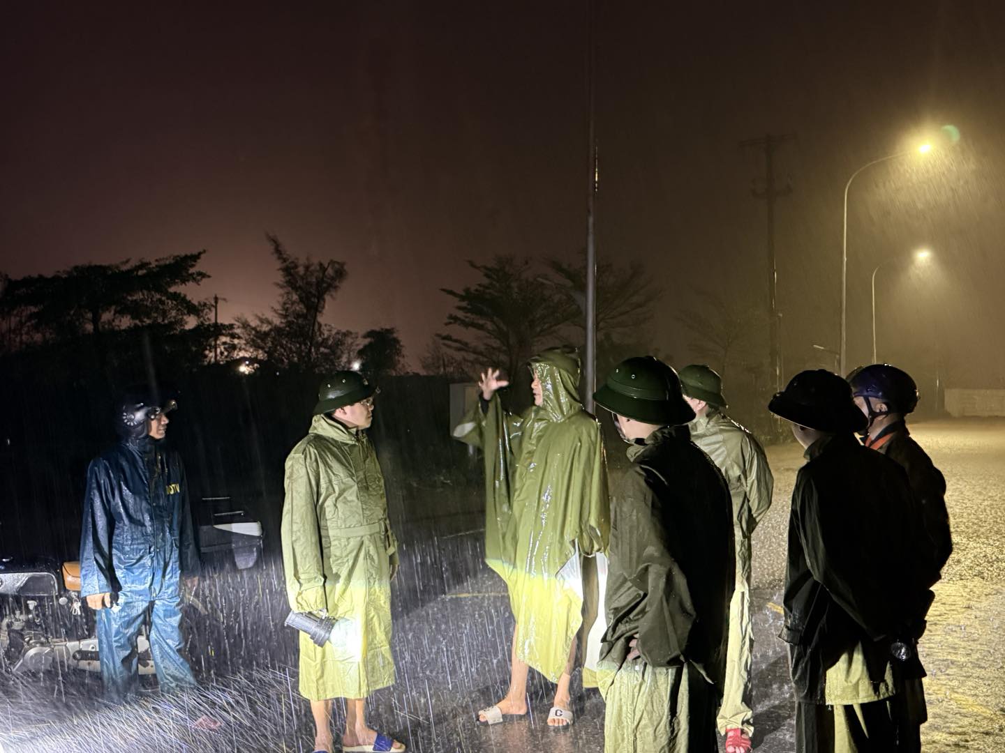 Hà Tĩnh: Trắng đêm di dời dân khẩn cấp, ứng cứu người dân bị nước dâng vào nhà - Ảnh 5.