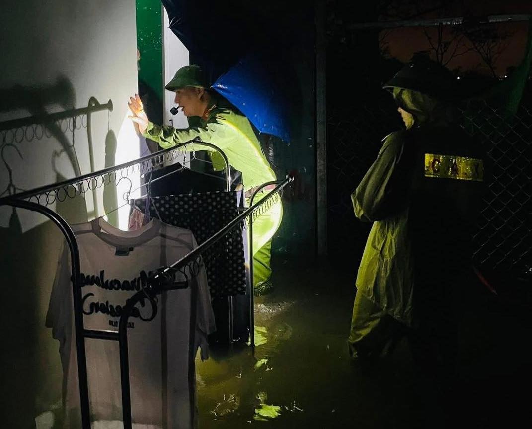 Hà Tĩnh: Trắng đêm di dời dân khẩn cấp, ứng cứu người dân bị nước dâng vào nhà - Ảnh 6.