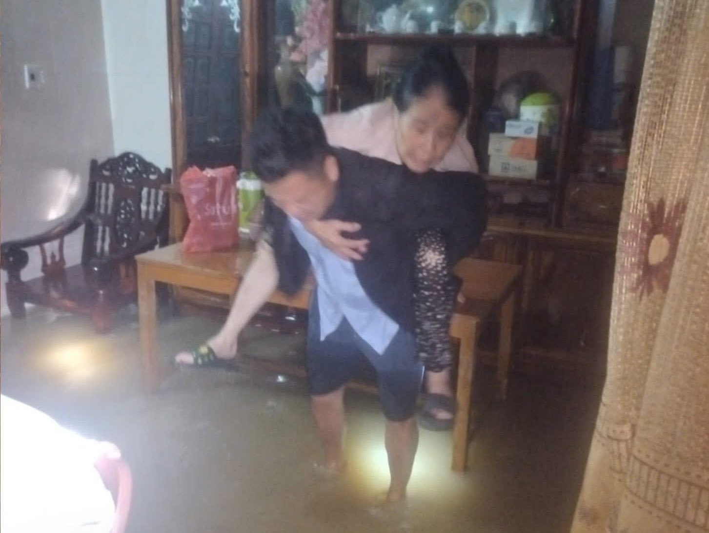 Hà Tĩnh: Trắng đêm di dời dân khẩn cấp, ứng cứu người dân bị nước dâng vào nhà - Ảnh 2.