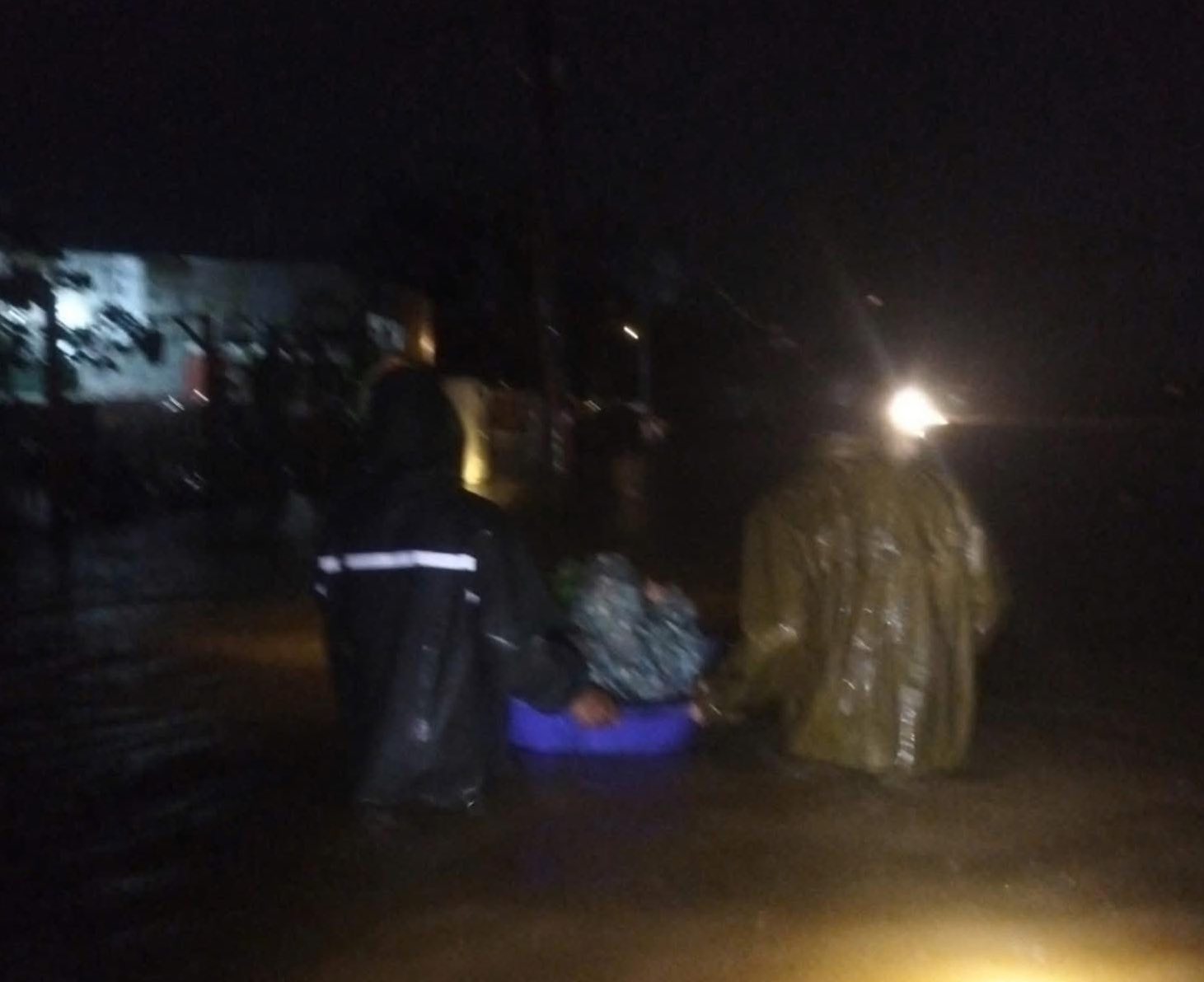 Hà Tĩnh: Trắng đêm di dời dân khẩn cấp, ứng cứu người dân bị nước dâng vào nhà - Ảnh 3.