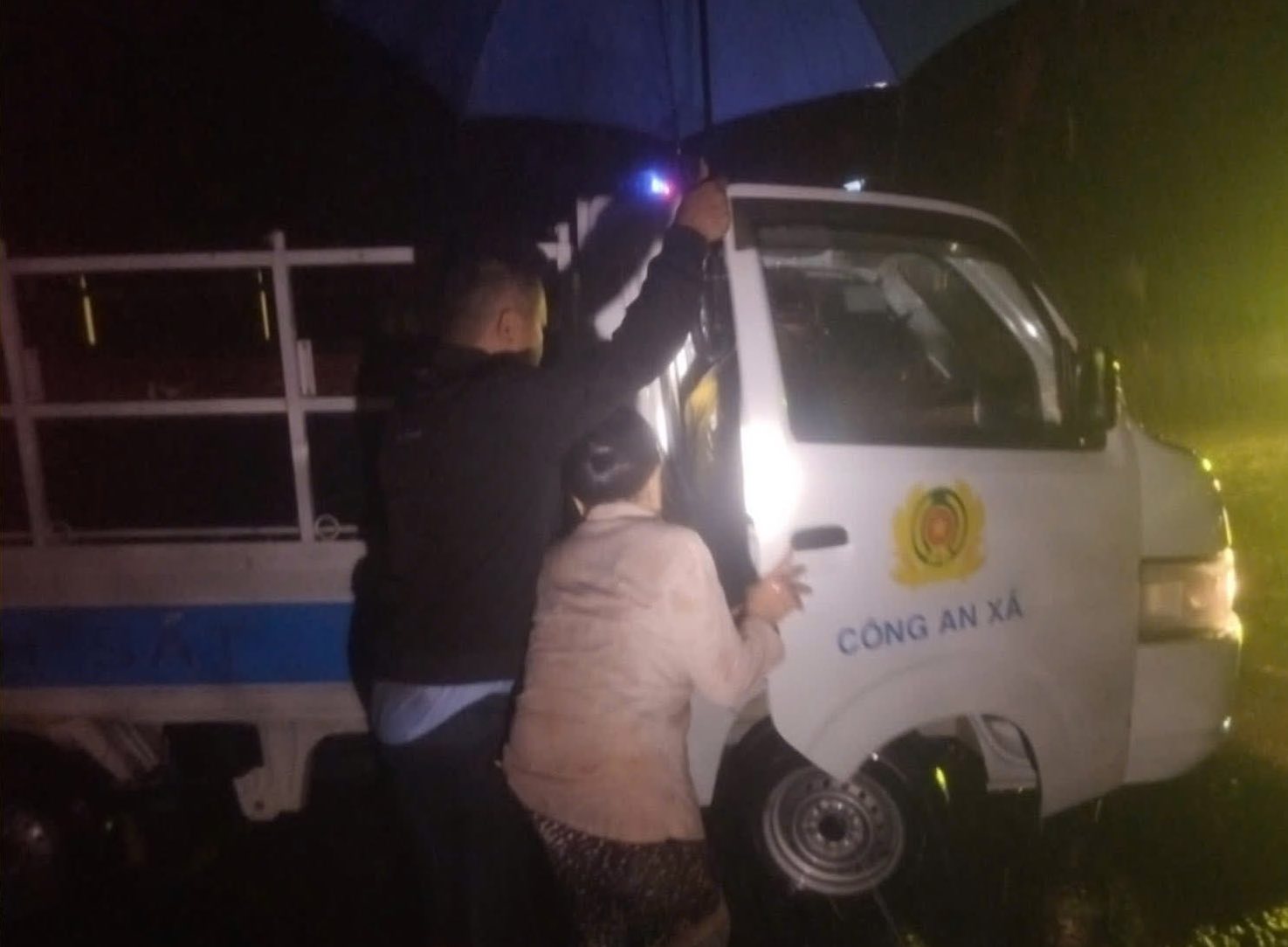 Hà Tĩnh: Trắng đêm di dời dân khẩn cấp, ứng cứu người dân bị nước dâng vào nhà - Ảnh 4.