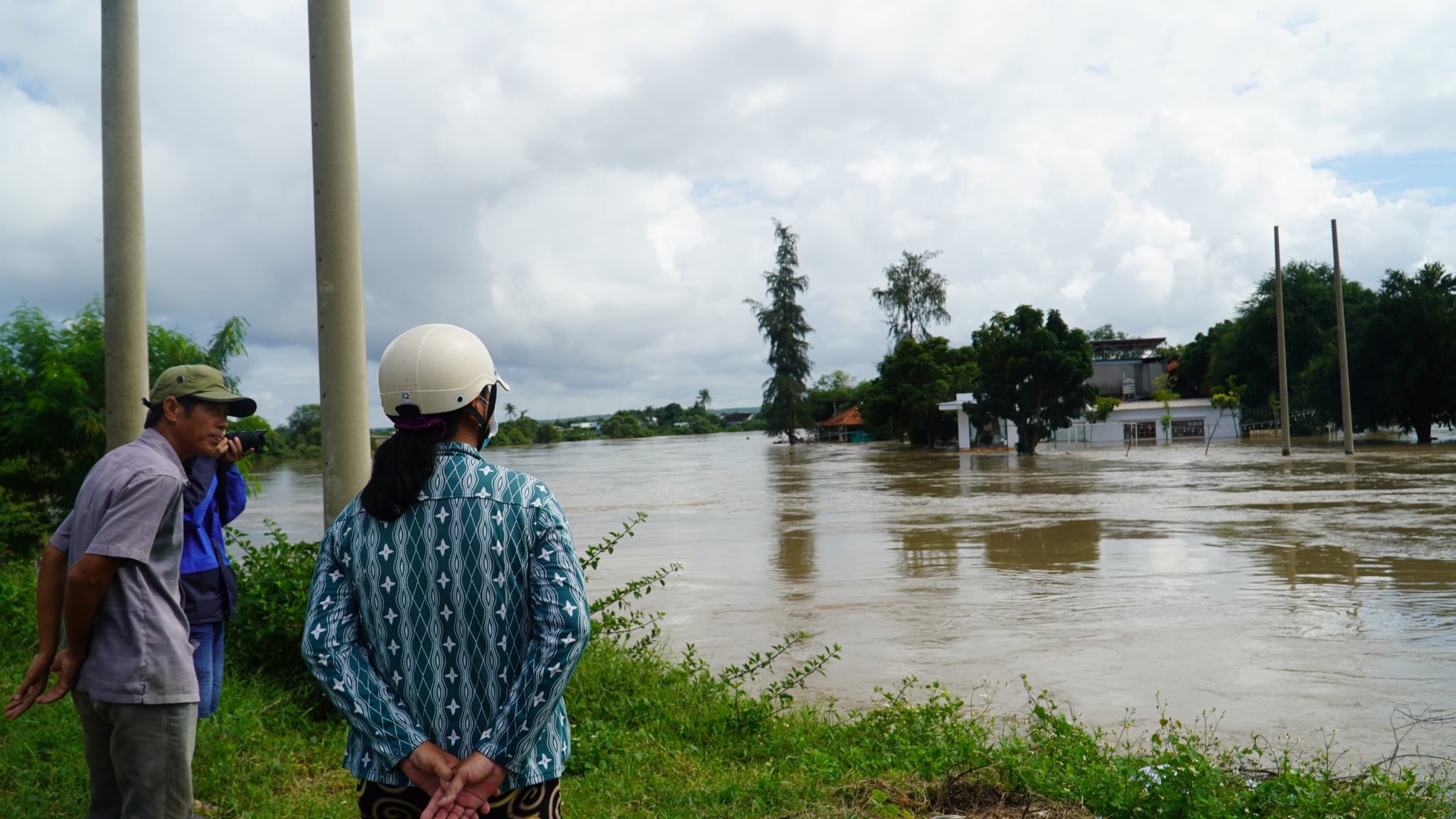 Huy động ca nô vượt lũ cứu người, tiếp tế lương thực cho vùng ngập nghiêm trọng ở Lâm Đồng - Ảnh 1.