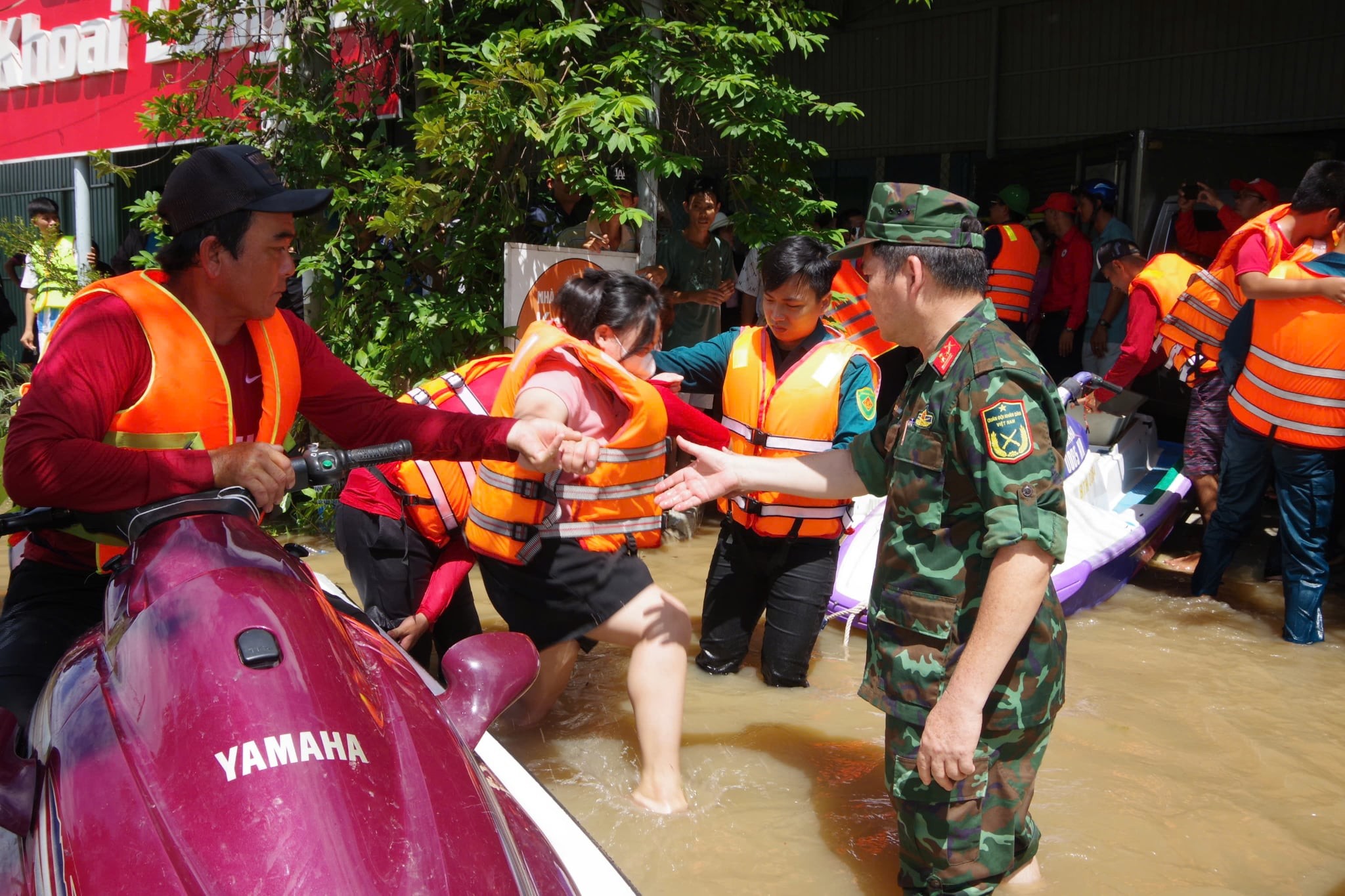 Huy động ca nô vượt lũ cứu người, tiếp tế lương thực cho vùng ngập nghiêm trọng ở Lâm Đồng - Ảnh 5.