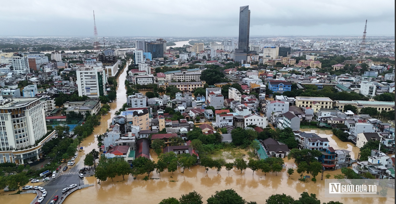 Giữa lũ dữ, sáng mãi tinh thần Bộ đội Cụ Hồ trên đất Huế- Ảnh 1. Giữa lũ dữ, sáng mãi tinh thần Bộ đội Cụ Hồ trên đất Huế- Ảnh 1.