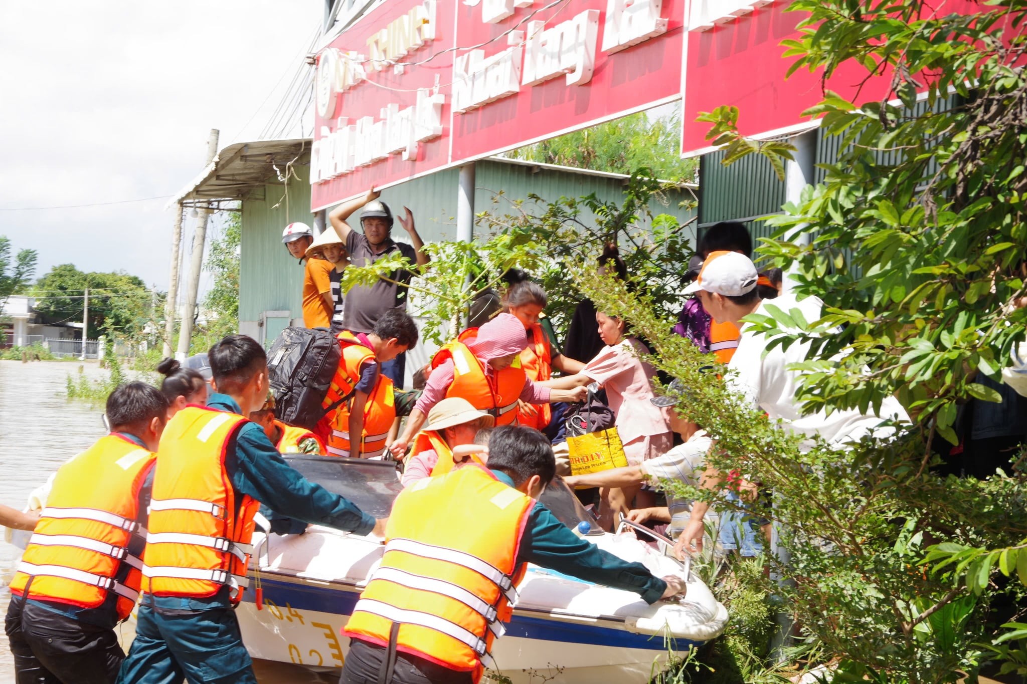 Huy động ca nô vượt lũ cứu người, tiếp tế lương thực cho vùng ngập nghiêm trọng ở Lâm Đồng - Ảnh 6.